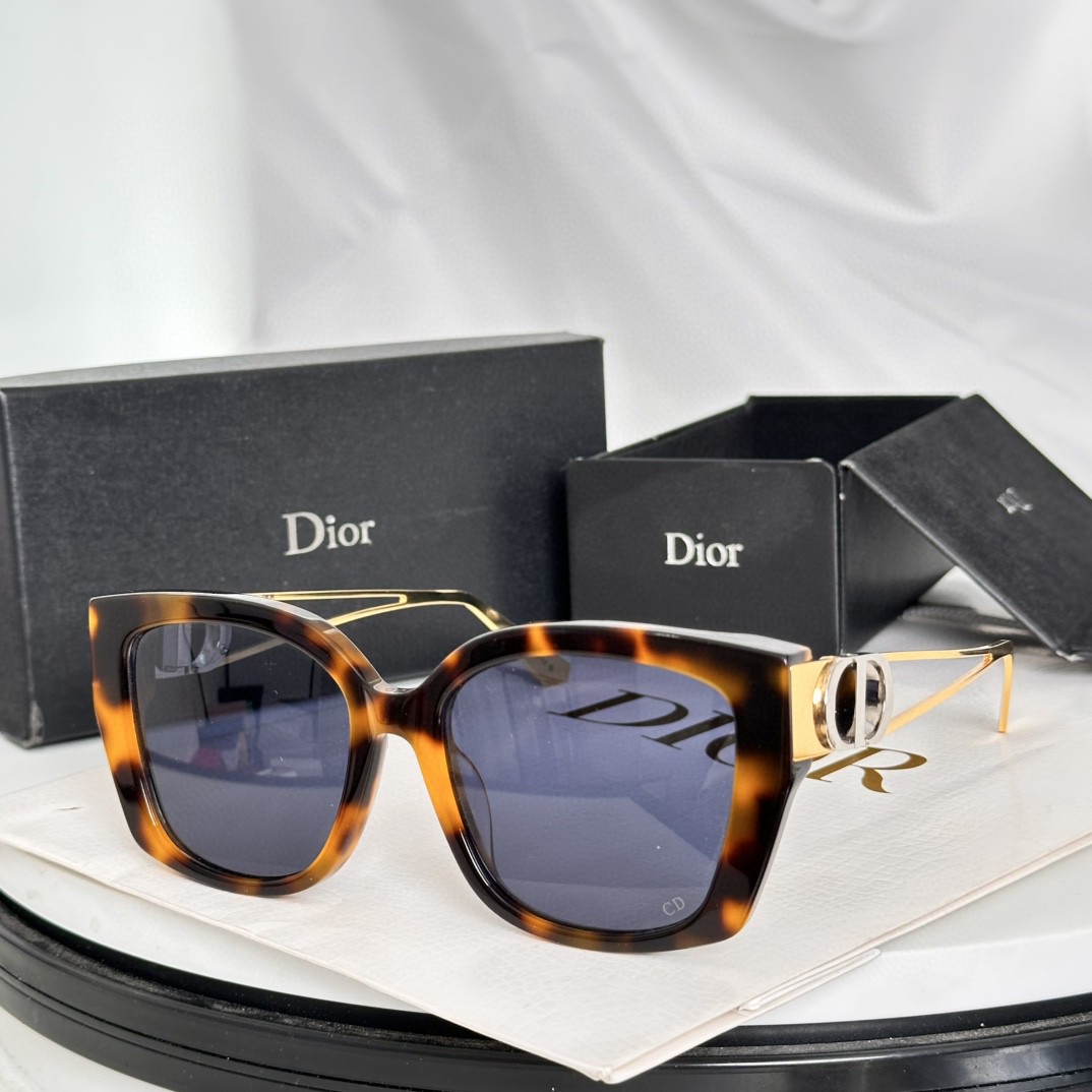 ‼️DIOR这款太阳眼镜采用正方形造型，富有都市优雅风情，提升系列格调。黑色醋酸纤维镜框，搭配金色饰面金
