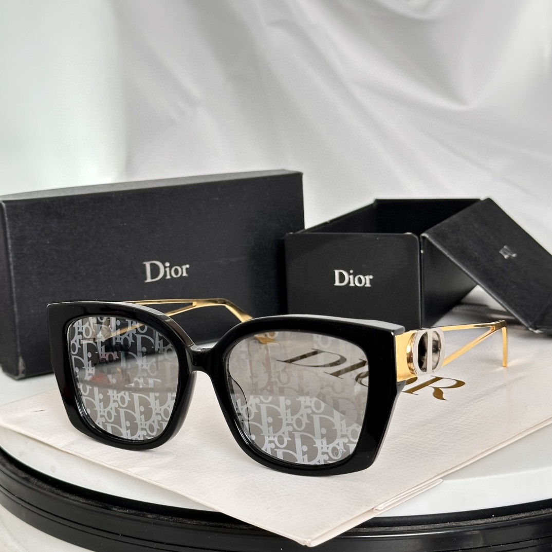 ‼️DIOR这款太阳眼镜采用正方形造型，富有都市优雅风情，提升系列格调。黑色醋酸纤维镜框，搭配金色饰面金