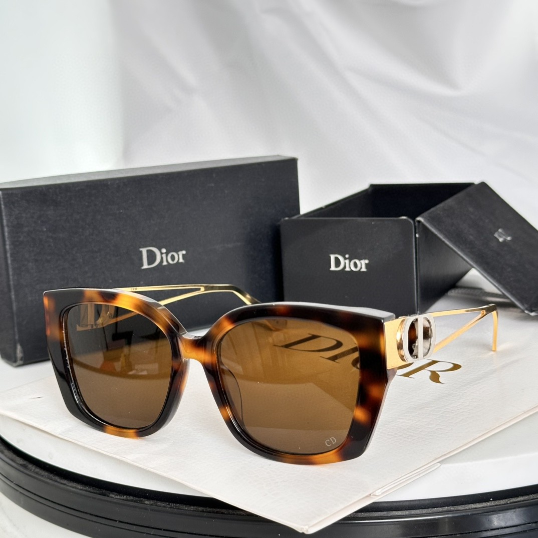 ‼️DIOR这款太阳眼镜采用正方形造型，富有都市优雅风情，提升系列格调。黑色醋酸纤维镜框，搭配金色饰面金