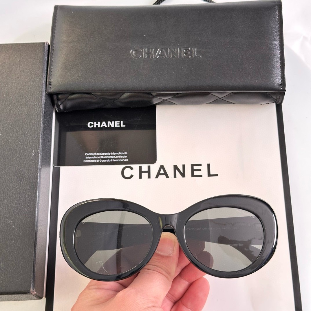 -【ch5469】 Modelo popular de Chanel negro, elegante y retro en el rostro, logo de diamante en la patilla, deslumbrante �…