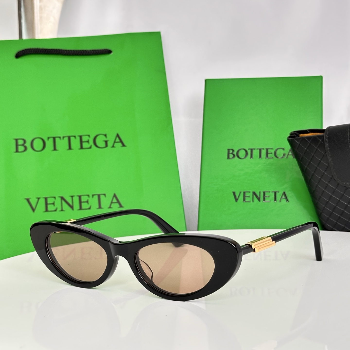 ‼️Bottega Veneta太阳镜，专为现代女性打造，尽显精致优雅与时尚格调。纤细的猫眼造型，镜框采