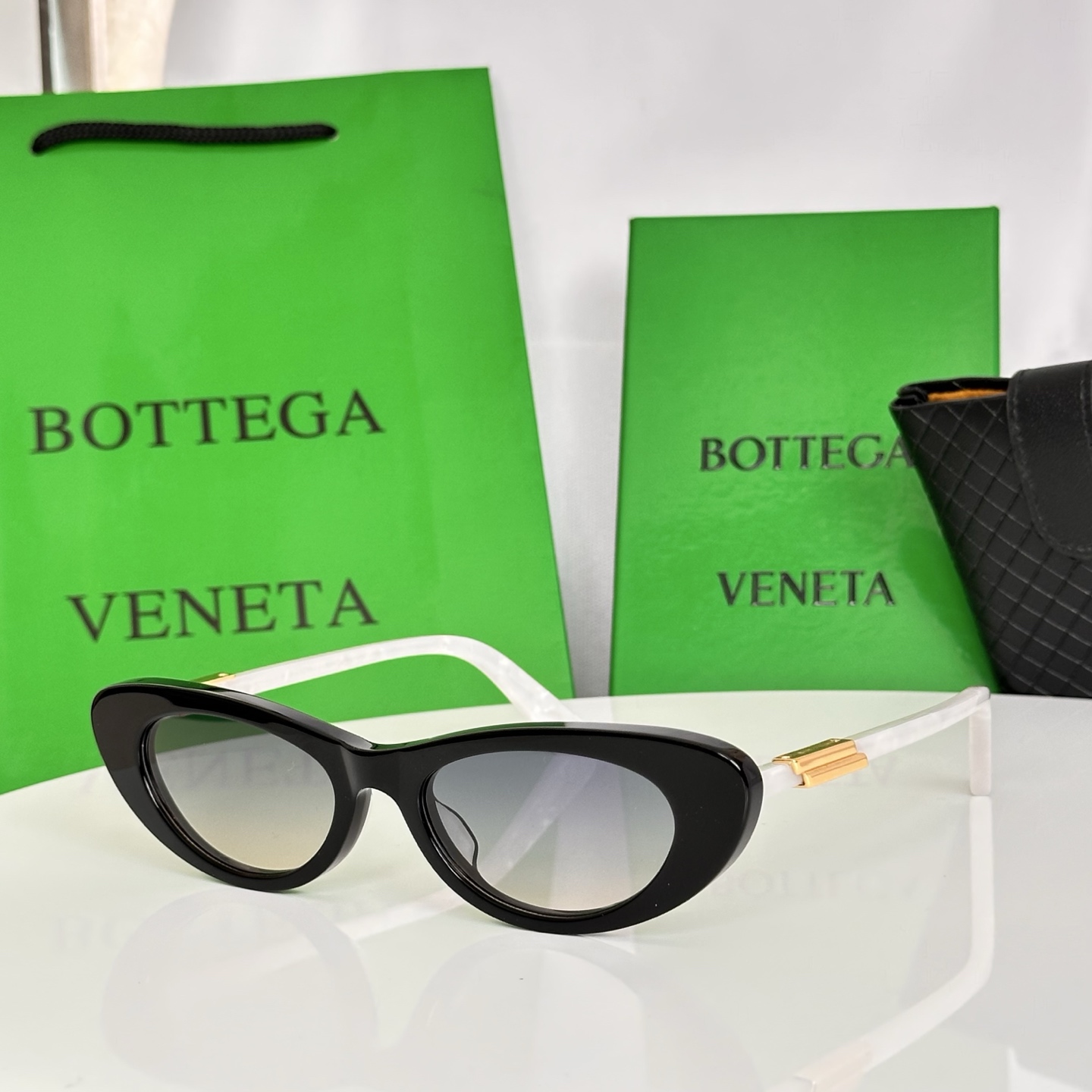 ‼️Bottega Veneta太阳镜，专为现代女性打造，尽显精致优雅与时尚格调。纤细的猫眼造型，镜框采