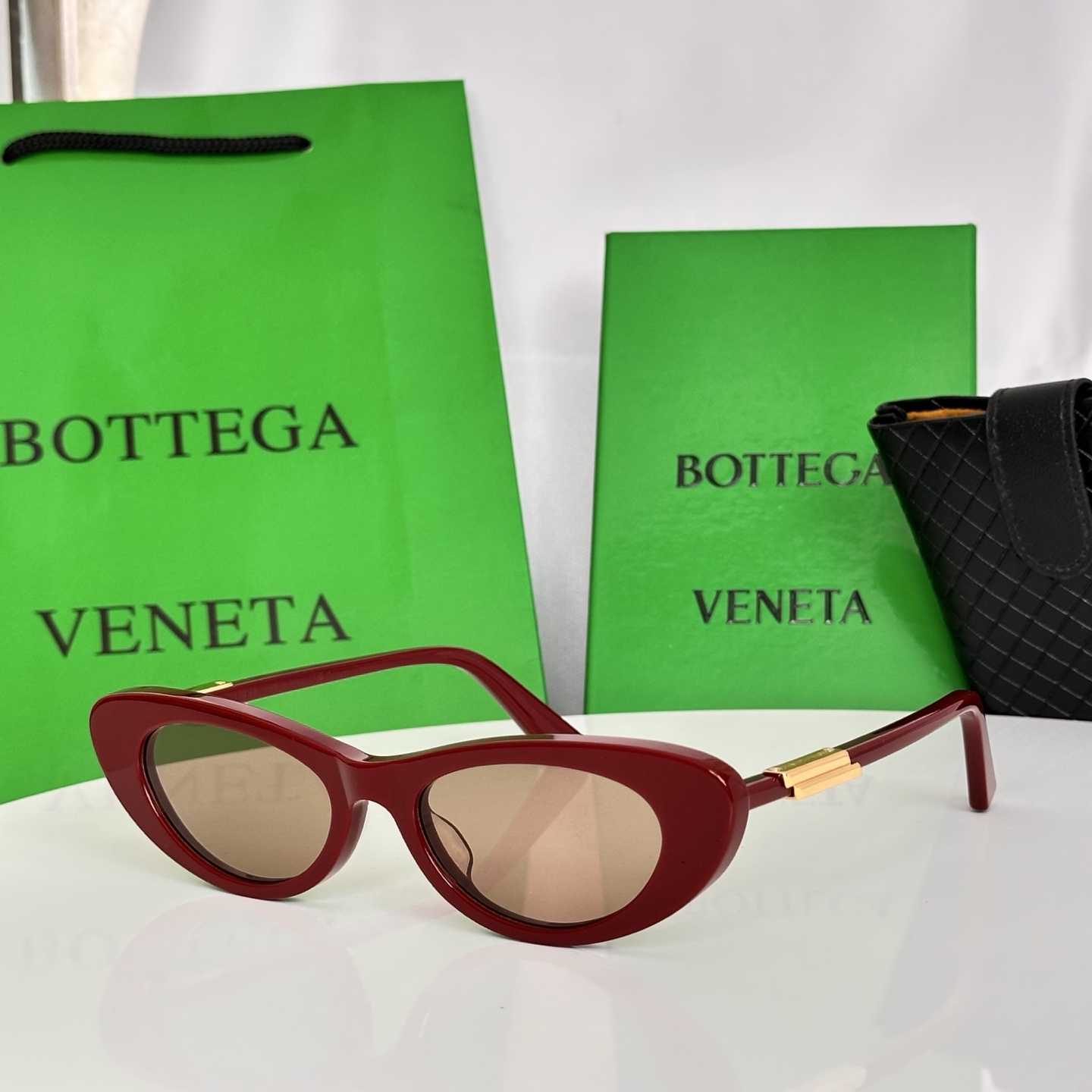 ‼️Bottega Veneta太阳镜，专为现代女性打造，尽显精致优雅与时尚格调。纤细的猫眼造型，镜框采
