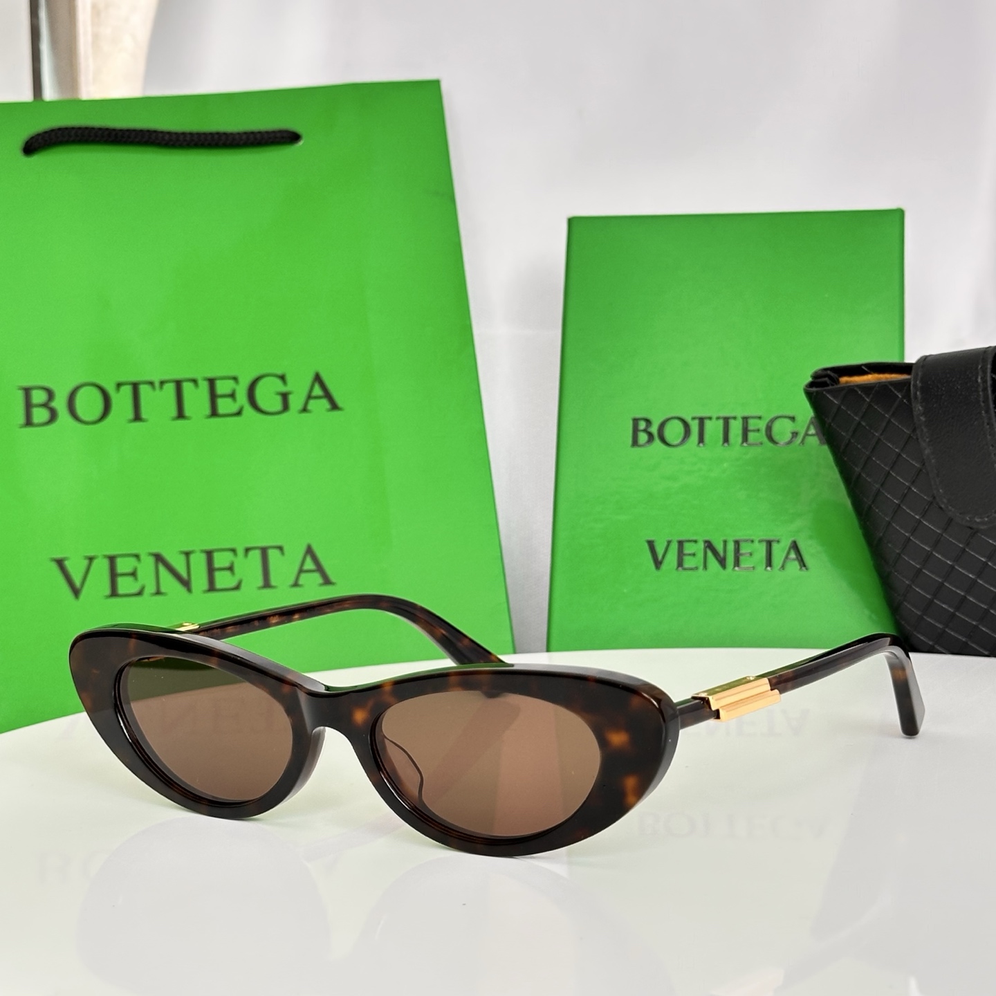 ‼️Bottega Veneta太阳镜，专为现代女性打造，尽显精致优雅与时尚格调。纤细的猫眼造型，镜框采