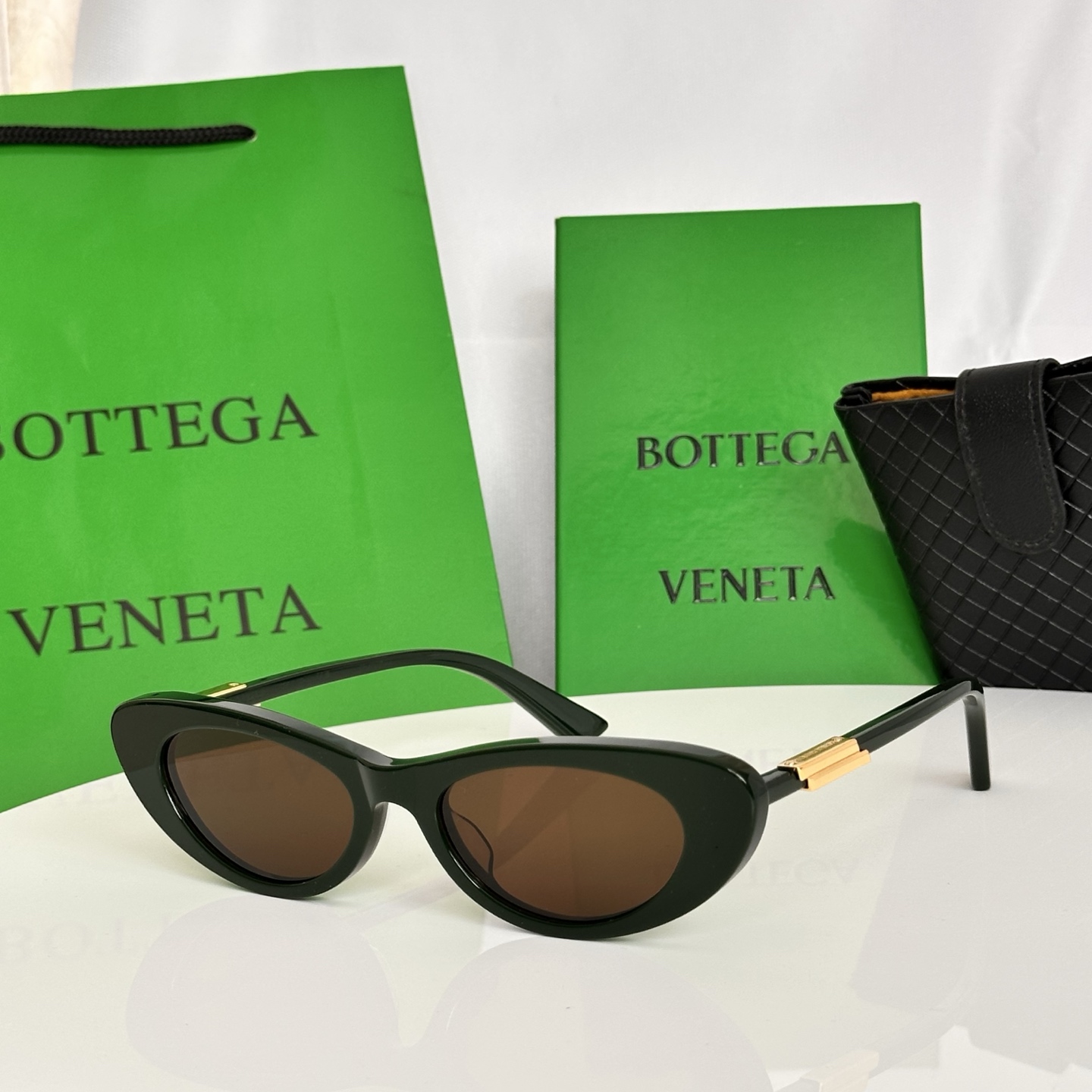 ‼️Bottega Veneta太阳镜，专为现代女性打造，尽显精致优雅与时尚格调。纤细的猫眼造型，镜框采