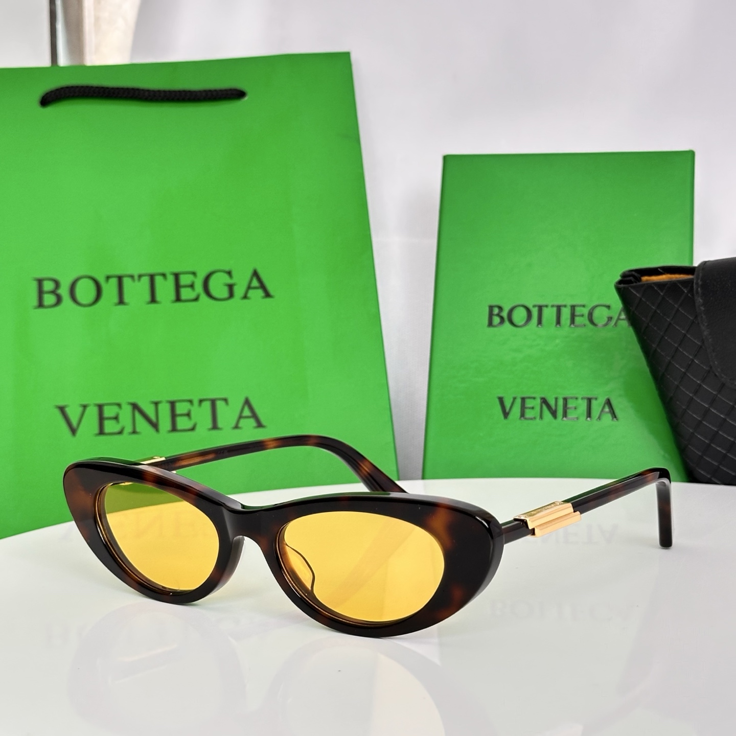‼️Bottega Veneta太阳镜，专为现代女性打造，尽显精致优雅与时尚格调。纤细的猫眼造型，镜框采