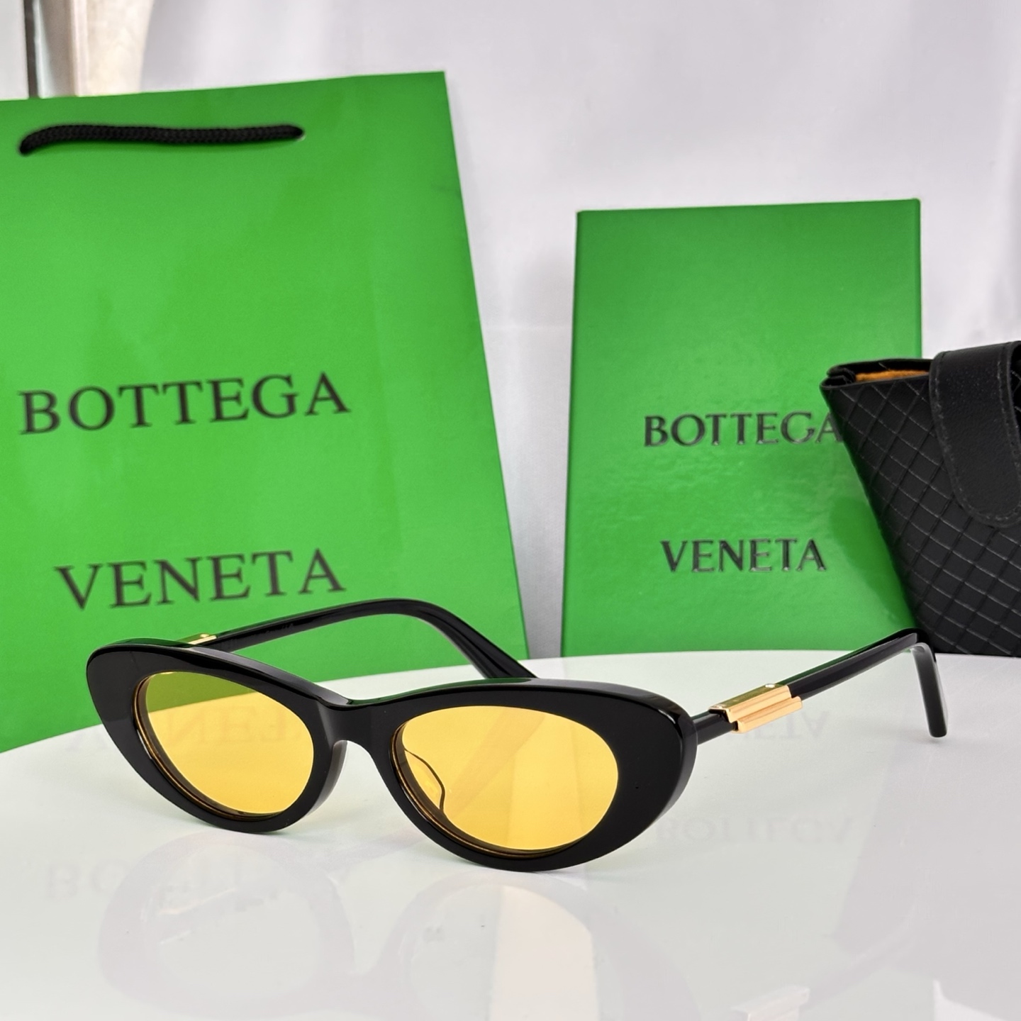 ‼️Bottega Veneta太阳镜，专为现代女性打造，尽显精致优雅与时尚格调。纤细的猫眼造型，镜框采