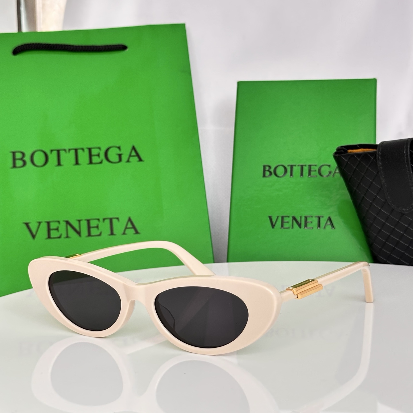 ‼️Bottega Veneta太阳镜，专为现代女性打造，尽显精致优雅与时尚格调。纤细的猫眼造型，镜框采
