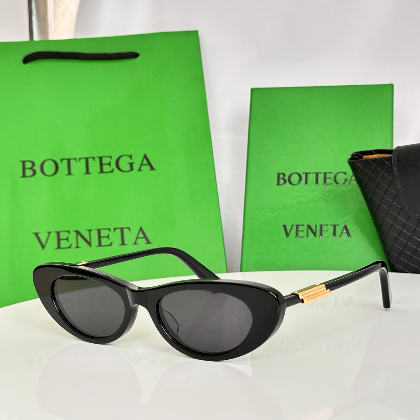 ‼️Bottega Veneta太阳镜，专为现代女性打造，尽显精致优雅与时尚格调。纤细的猫眼造型，镜框采