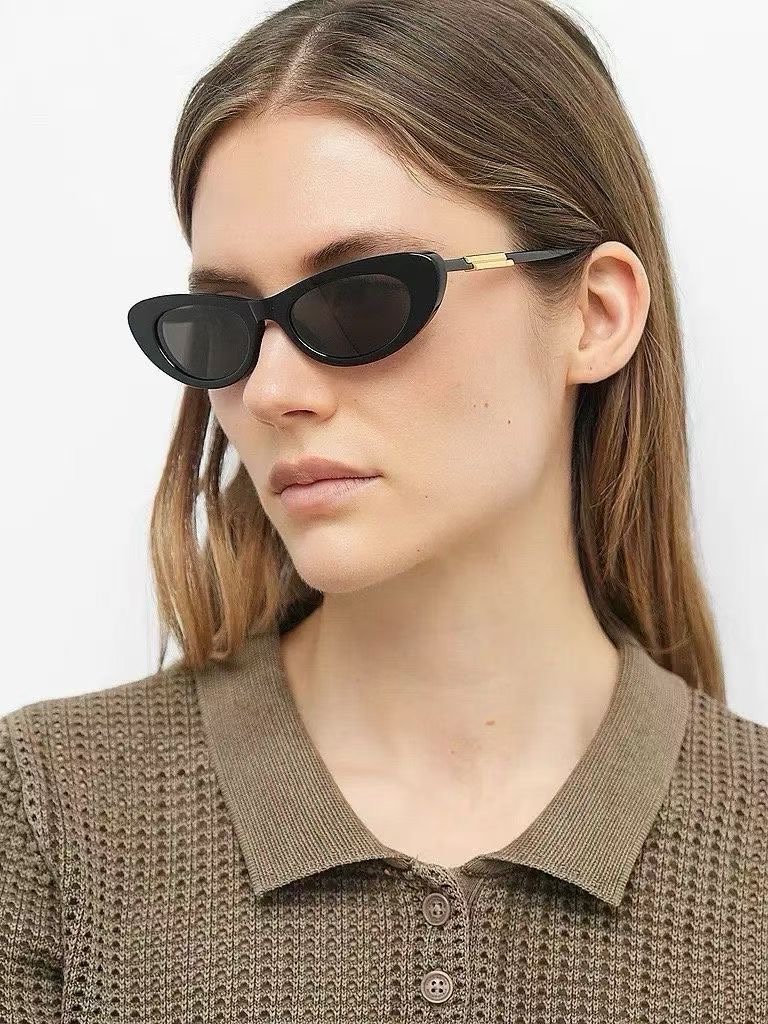 ‼️ 模特图 Bottega Veneta太阳镜，专为现代女性打造，尽显精致优雅与时尚格调。纤细的猫眼造