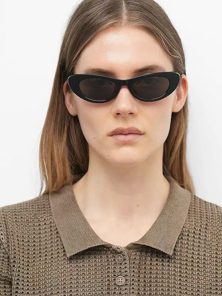 ‼️ 模特图 Bottega Veneta太阳镜，专为现代女性打造，尽显精致优雅与时尚格调。纤细的猫眼造