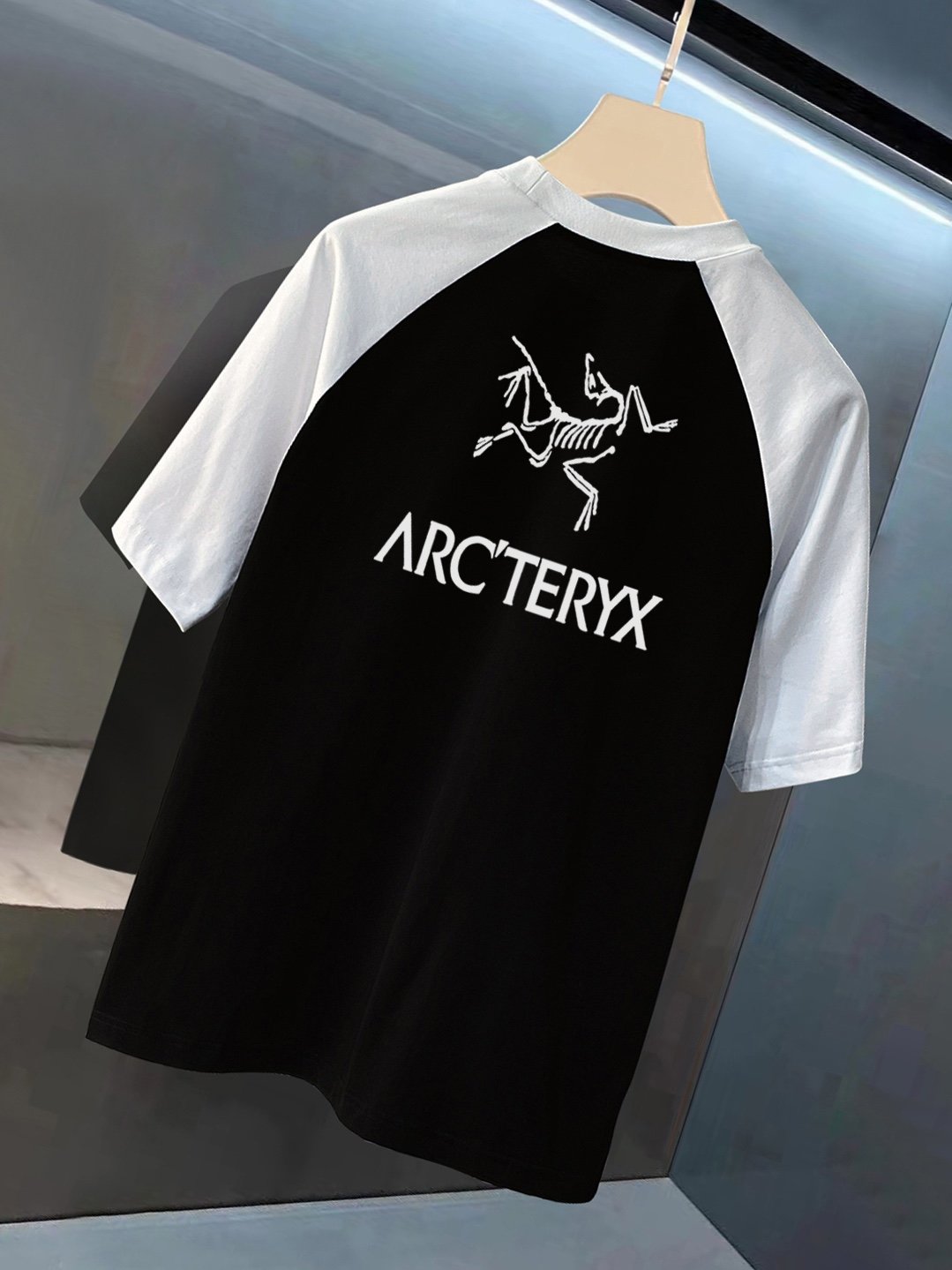 ARCTERYX新款字母印花双层重工短袖T桖字母图案不管是T桖还是卫衣都是每年的爆款单品前幅大面积印花采