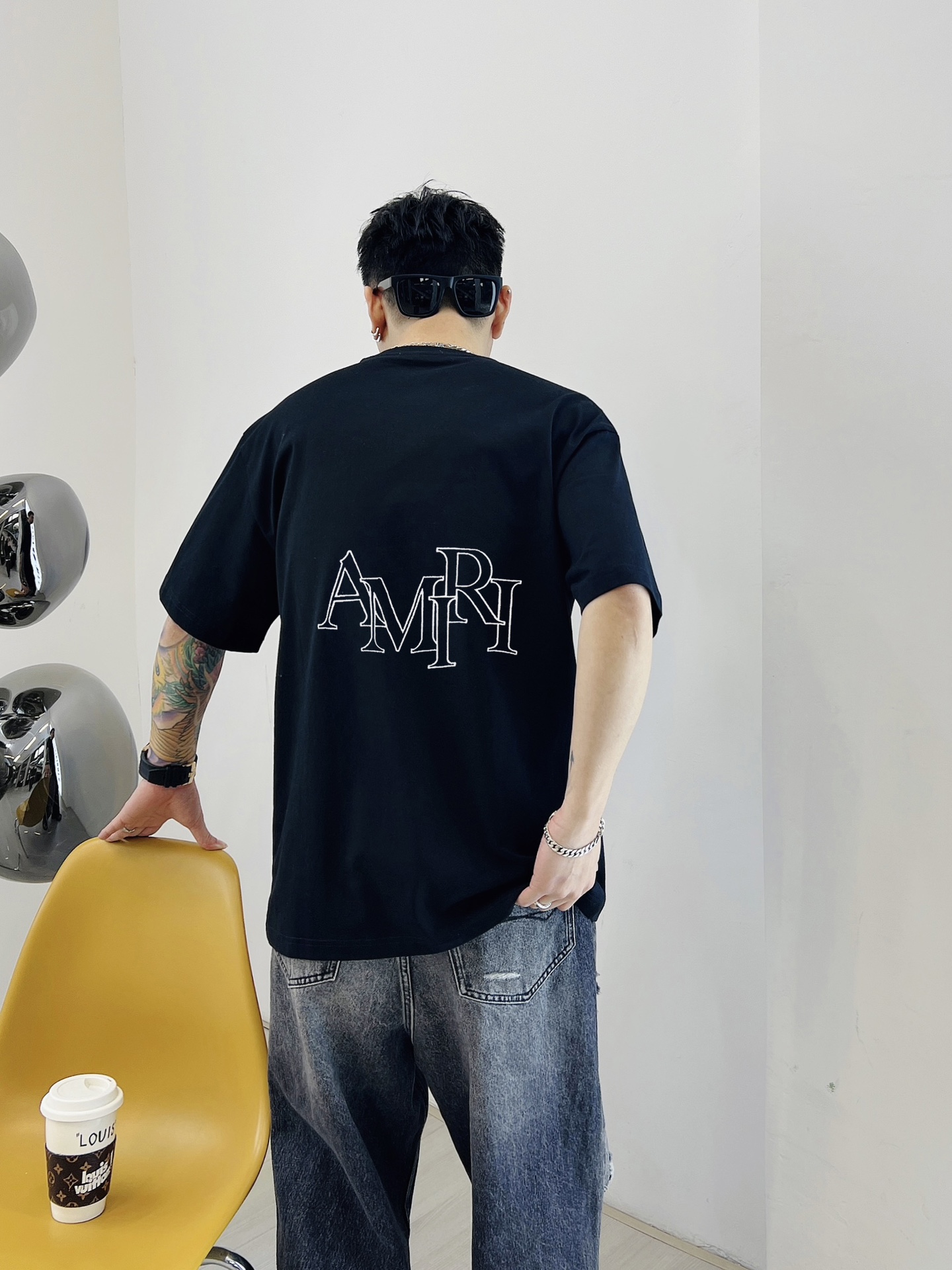 Amiri新款字母印花双层重工短袖T桖字母图案不管是T桖还是卫衣都是每年的爆款单品前幅大面积印花采用大康