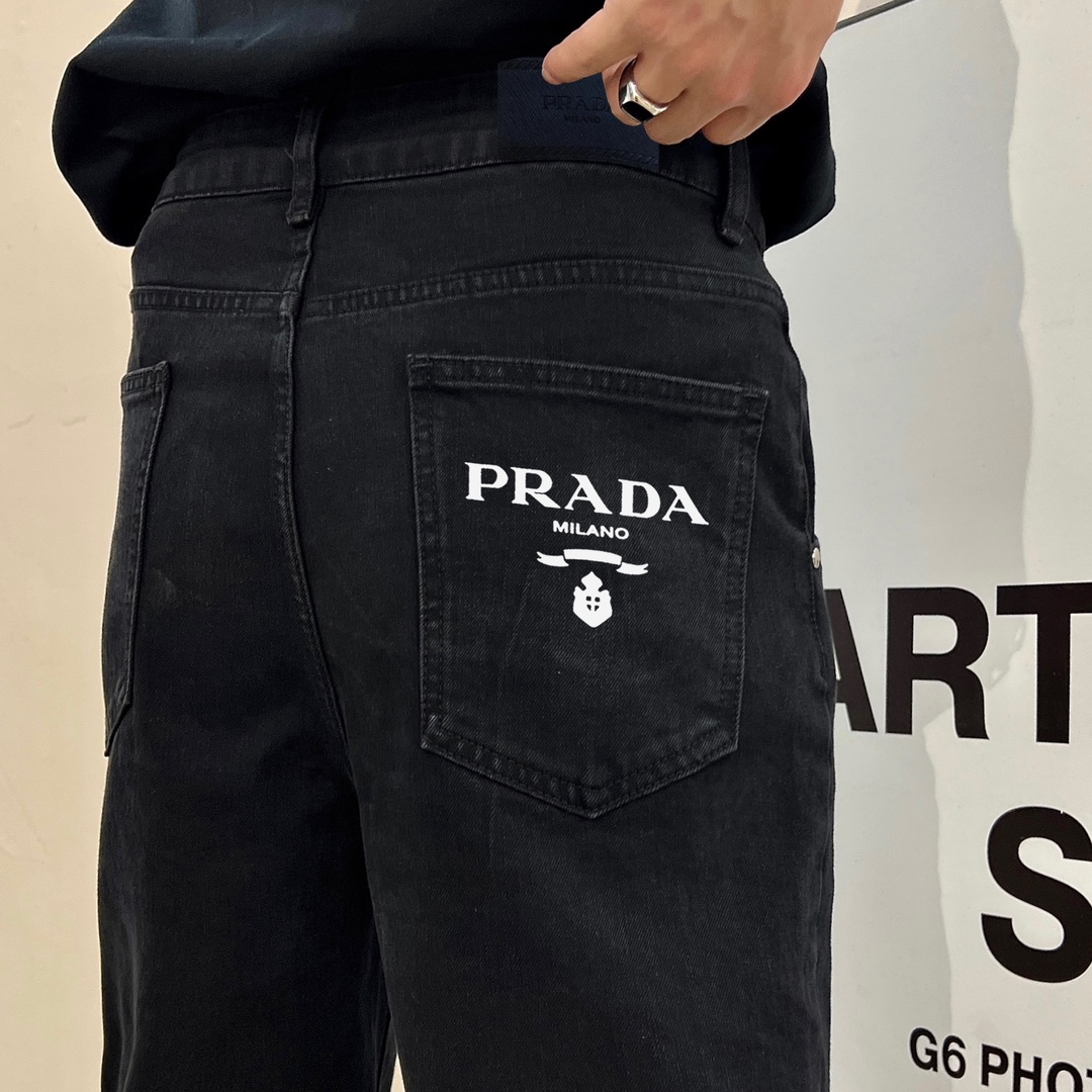普拉达2024春夏季新款牛仔长裤高端版本！专柜定制面料透气舒适度高细节无可挑剔品牌元素设计理念体现高品质