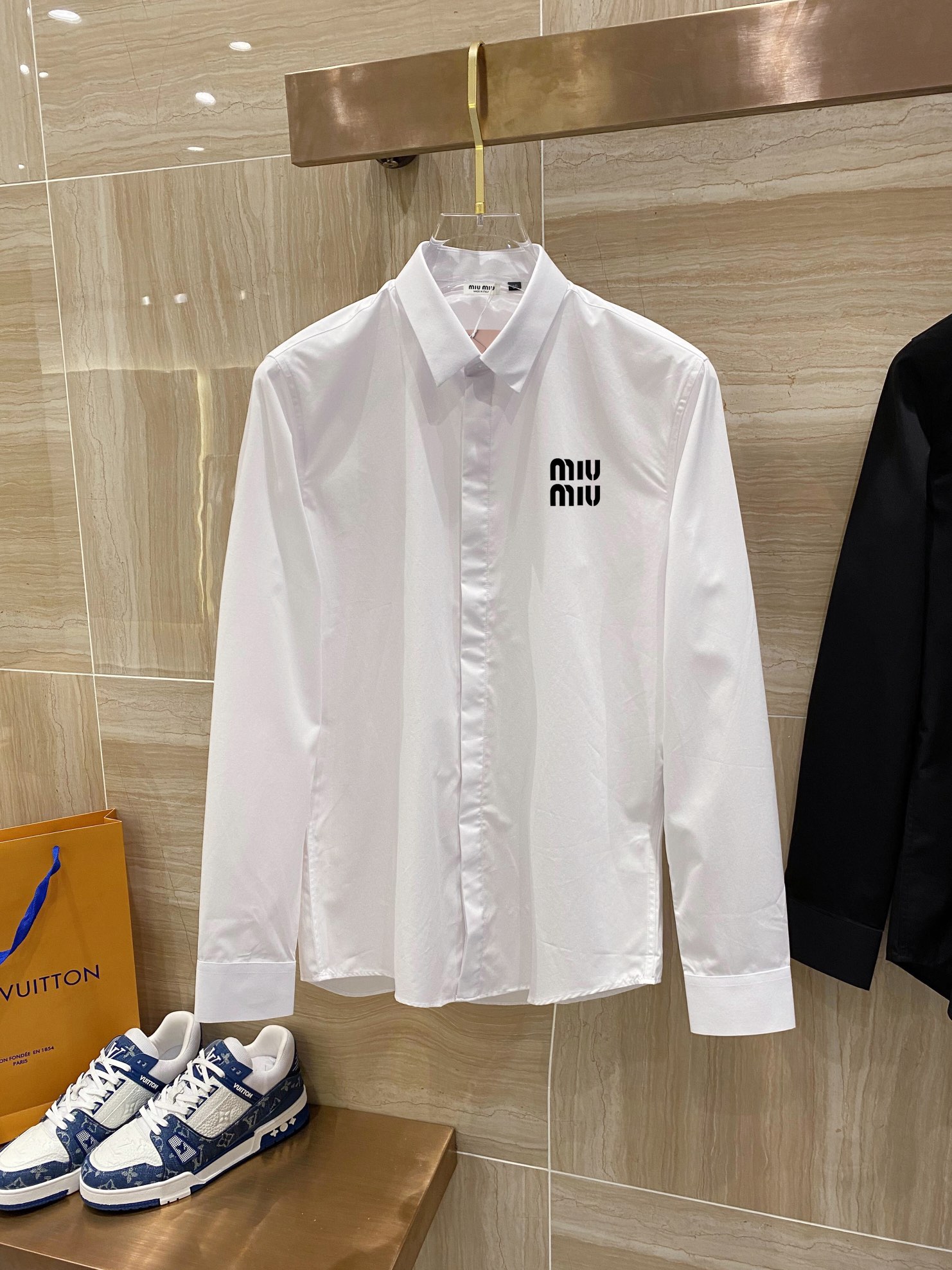 Luxurious Natural Cotton Shirt for Cabinet Member: One-Size-Fits-All, Comfortable, Black/White, Decimal Sizes 38-42 - 图片 1
