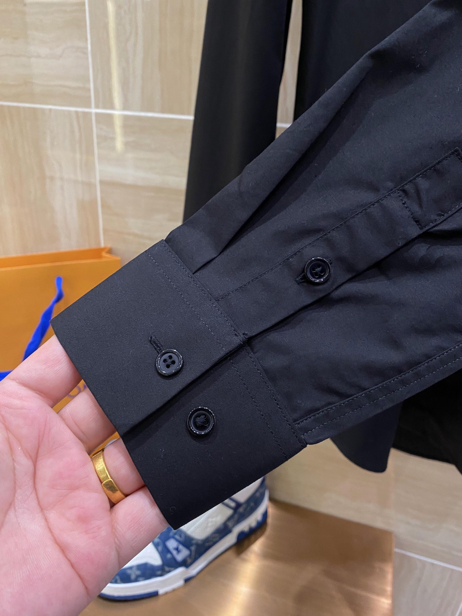 Luxurious Natural Cotton Shirt for Cabinet Members: Sizes 38-42, Black and White. - 图片 8