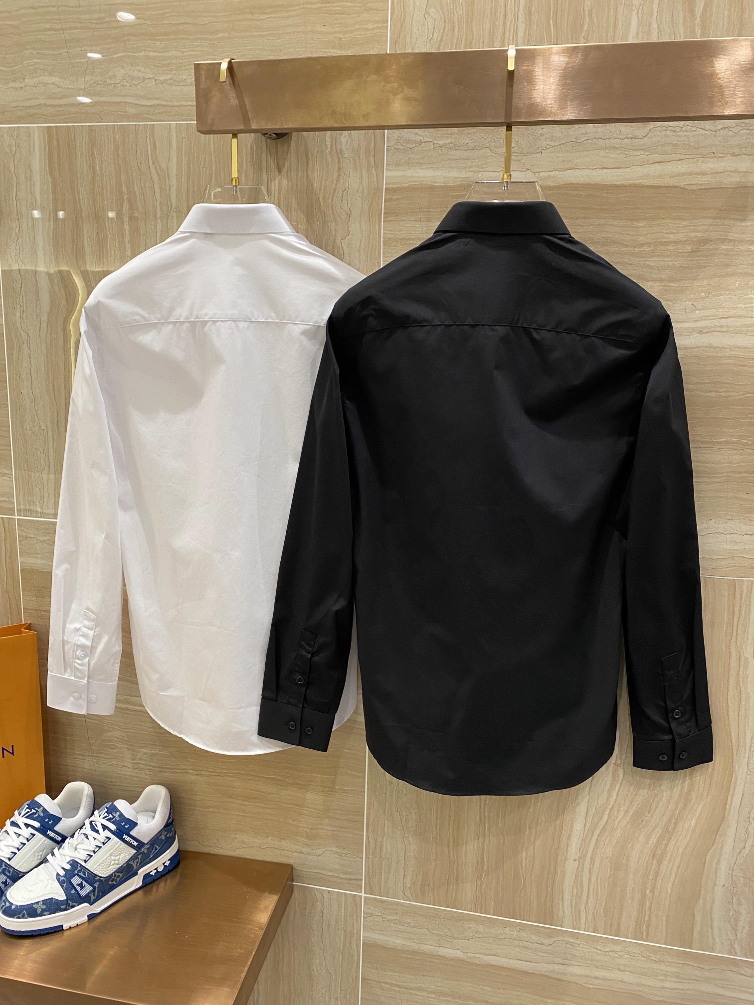 Moncler Men’s Cotton Shirt: Comfortable, Luxurious, Stylish in Black and White, Various Sizes - 图片 2