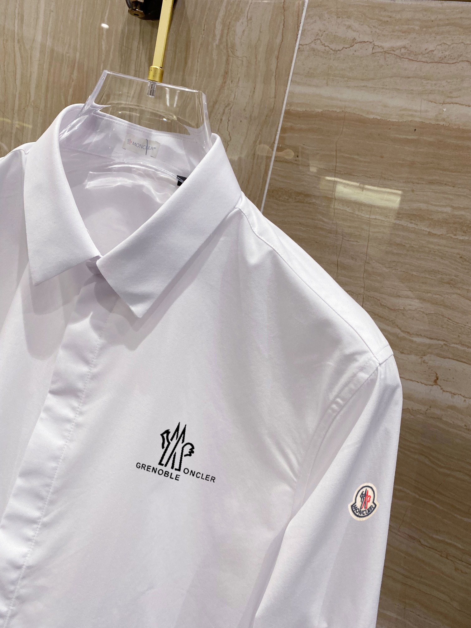 Moncler Men’s Cotton Shirt: Comfortable, Luxurious, Stylish in Black and White, Various Sizes - 图片 8