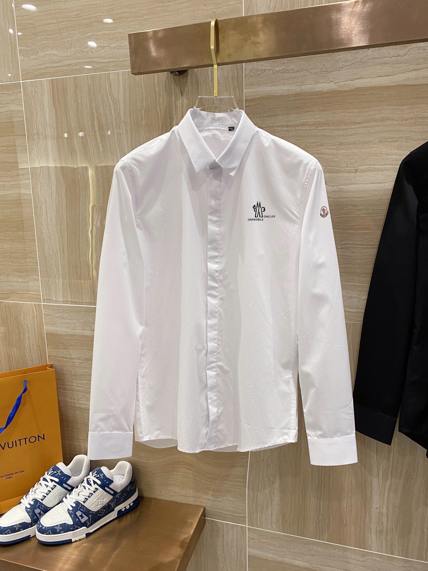 Moncler Men’s Cotton Shirt: Comfortable, Luxurious, Stylish in Black and White, Various Sizes - 图片 3
