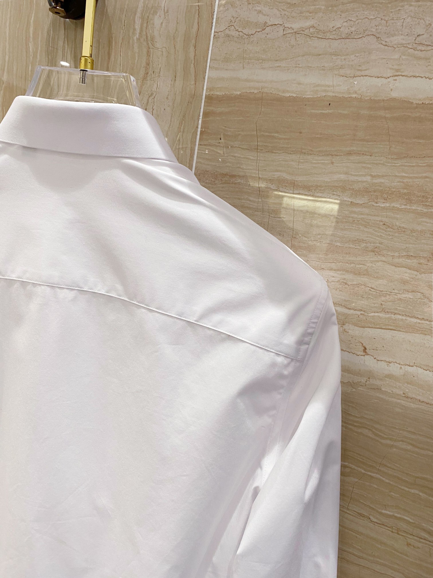 Moncler Men’s Cotton Shirt: Comfortable, Luxurious, Stylish in Black and White, Various Sizes - 图片 5