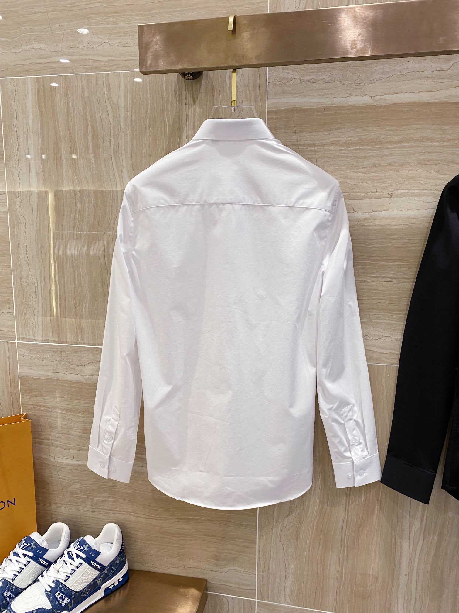 Moncler Men’s Cotton Shirt: Comfortable, Luxurious, Stylish in Black and White, Various Sizes - 图片 4