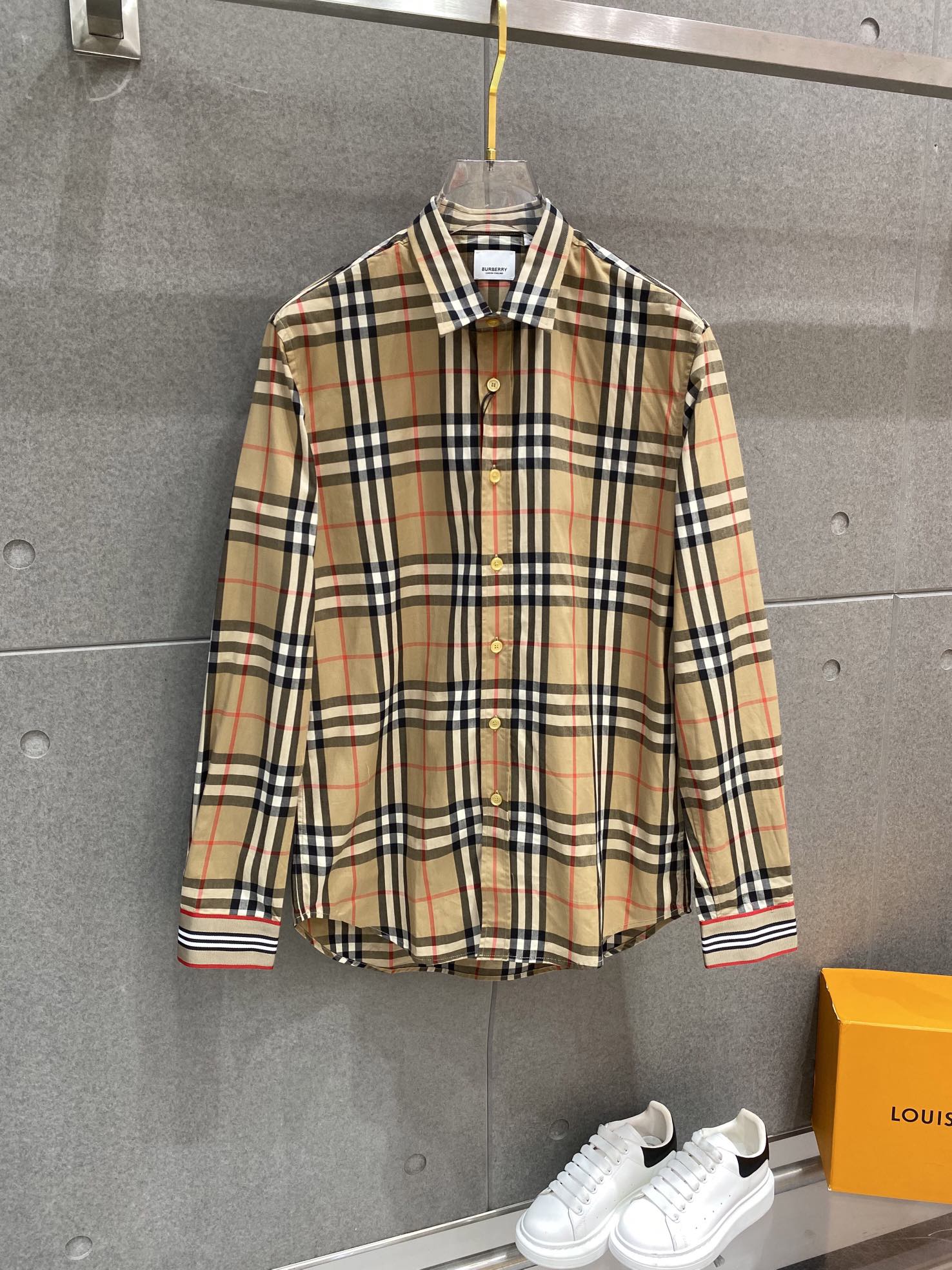  PZQ 巴宝莉 Burberry 织带拼接格纹棉质\nBUR王牌渠道，官网售价五千，一经发售已准备售罄！新配色标志性格纹，超火爆的复古英伦风，格子控必备款！超高人气的格纹。\n\n老粉们赶紧抢数量有限出完只能等下一批货了，非常多对位地方带你来一一验证！棉质，装饰精纺新季格纹图案，呈现休闲版型。纽扣开襟设计，宽角领裁剪，单扣式袖口。弧形衣摆增加腰部线条。每个位置格纹对位浪费了很多面料！经典剪裁棉质，装牌典藏 复古大格纹，BUR粉丝的衣橱珍藏款式,尤其是对于忠实的BUR粉来说，此款更是绝对不能错过的珍宝级别产物！！\n\n新一季的语言设计\n极具辨识度整体给人一种简约高规又基础\n并且整体更是采用宽松版型打造\n时尚跟高街休闲风格更强！！\n\n配置了精纺格纹棉质面料手感比普通面料硬朗厚实不少整体的触感极为舒适，亲肤效果也是极佳。版型方面也是完美穿搭效果，完美的符合各种穿搭场合的所需。极为非