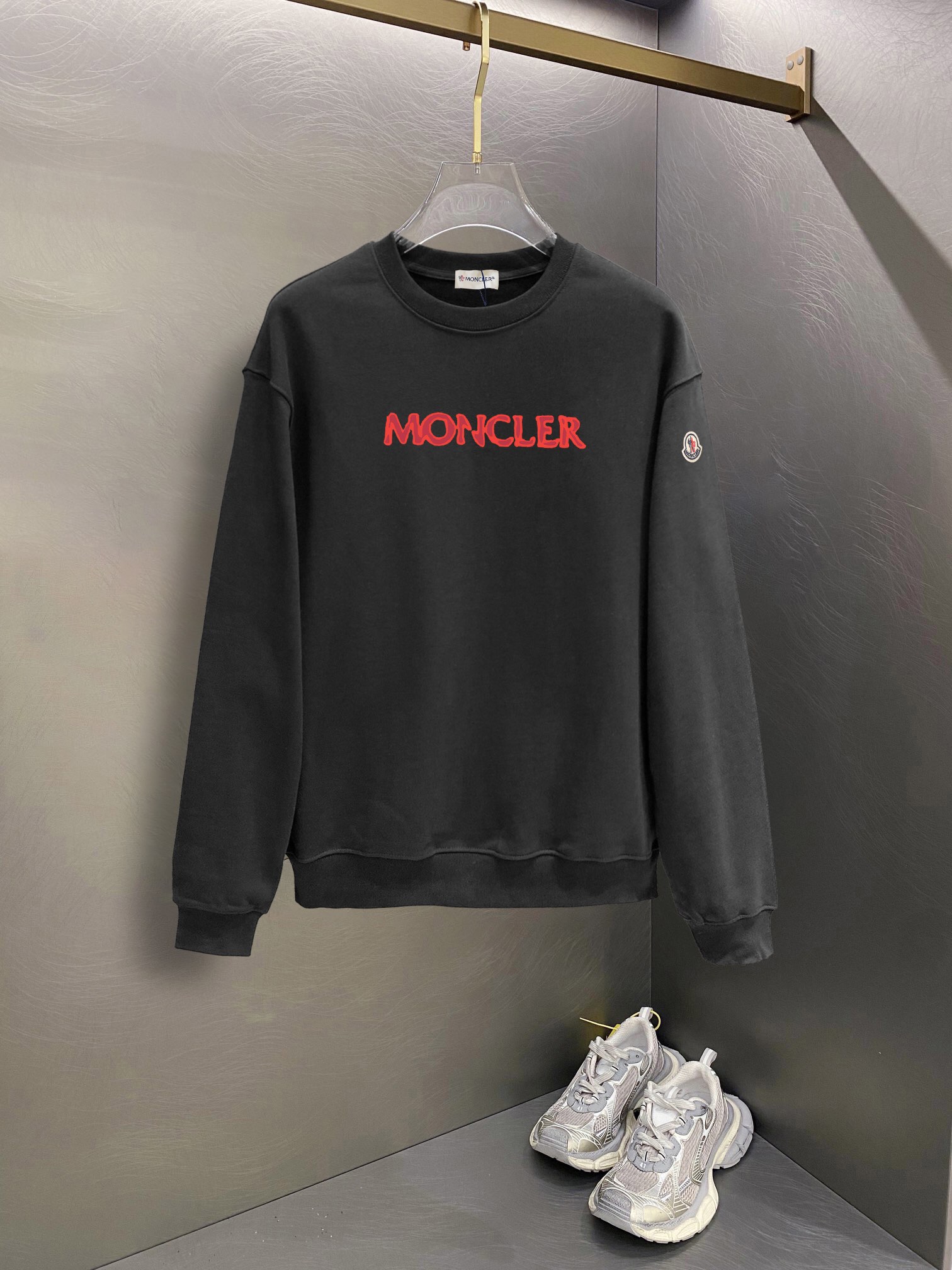 PZQ  moncler 官网 新款字母印花双层重工字母图案不管是T桖还是卫衣都是每年的爆款单品  前幅大面积印花采用大康丽数码印花机直喷 成本极高 经过多次的调试打版图案色差还原度与原版接近百分之JJ 区别市场垃圾胶印版本 超级费工时 面料采用独家定制定染SD克 棉双股 M-XL 黑白色 （参考/YL穿L合身）ZZ斤可穿  偏大\n          \n            胸 围    衣 长    袖 长\nM                           \nL                            \nXL                          \nXL                         \nXL                         