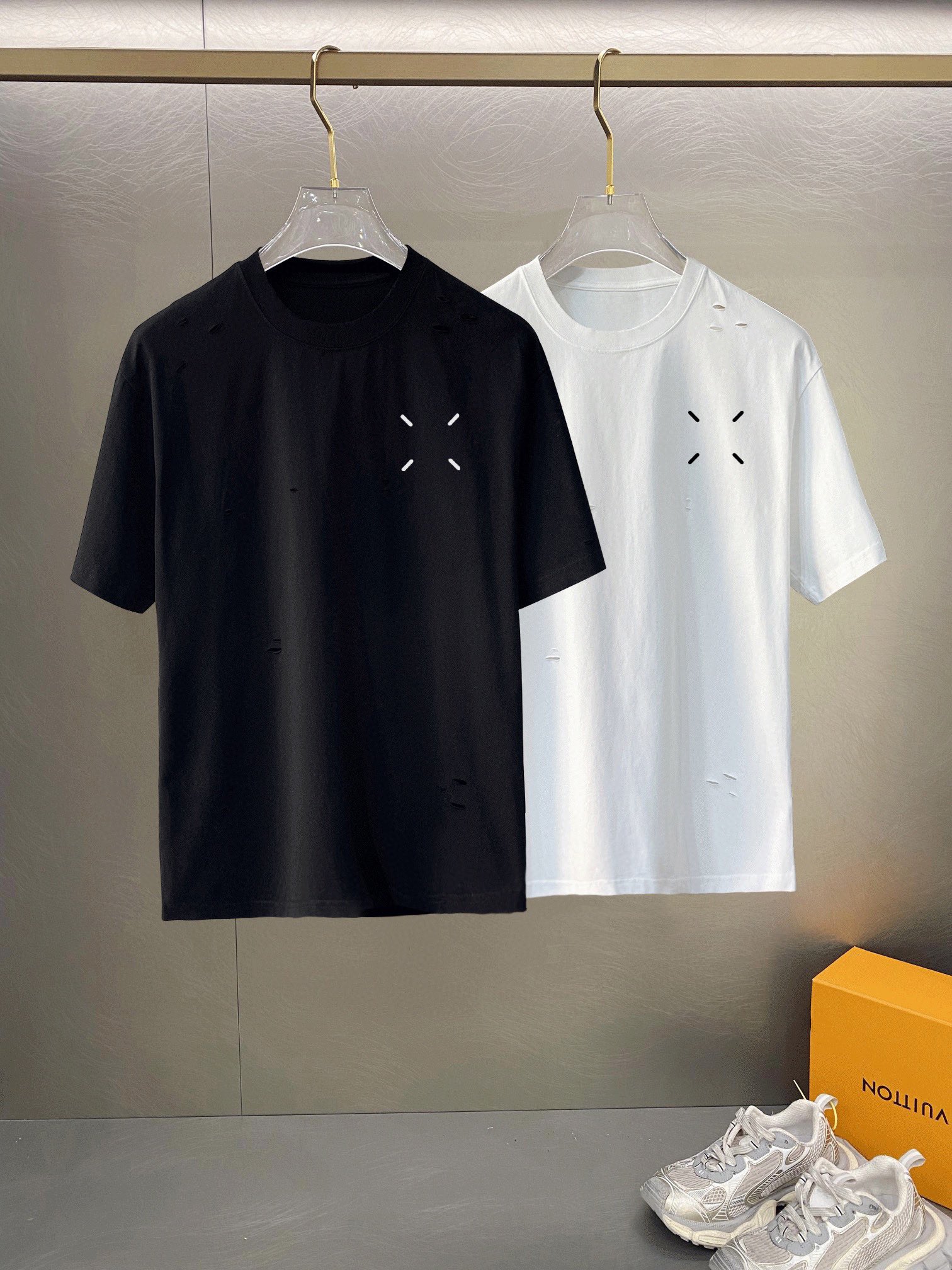 Magella T-Shirt: New Double-Sleeved Design with Letter-Printing, High-Quality Fabric, Various Sizes