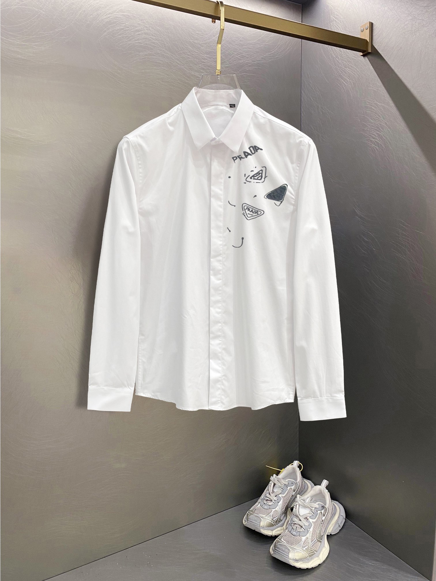 Luxurious Prada Men’s Shirt in Natural Cotton, Comfortable and Stylish, Black & White, Multiple Sizes - 图片 1