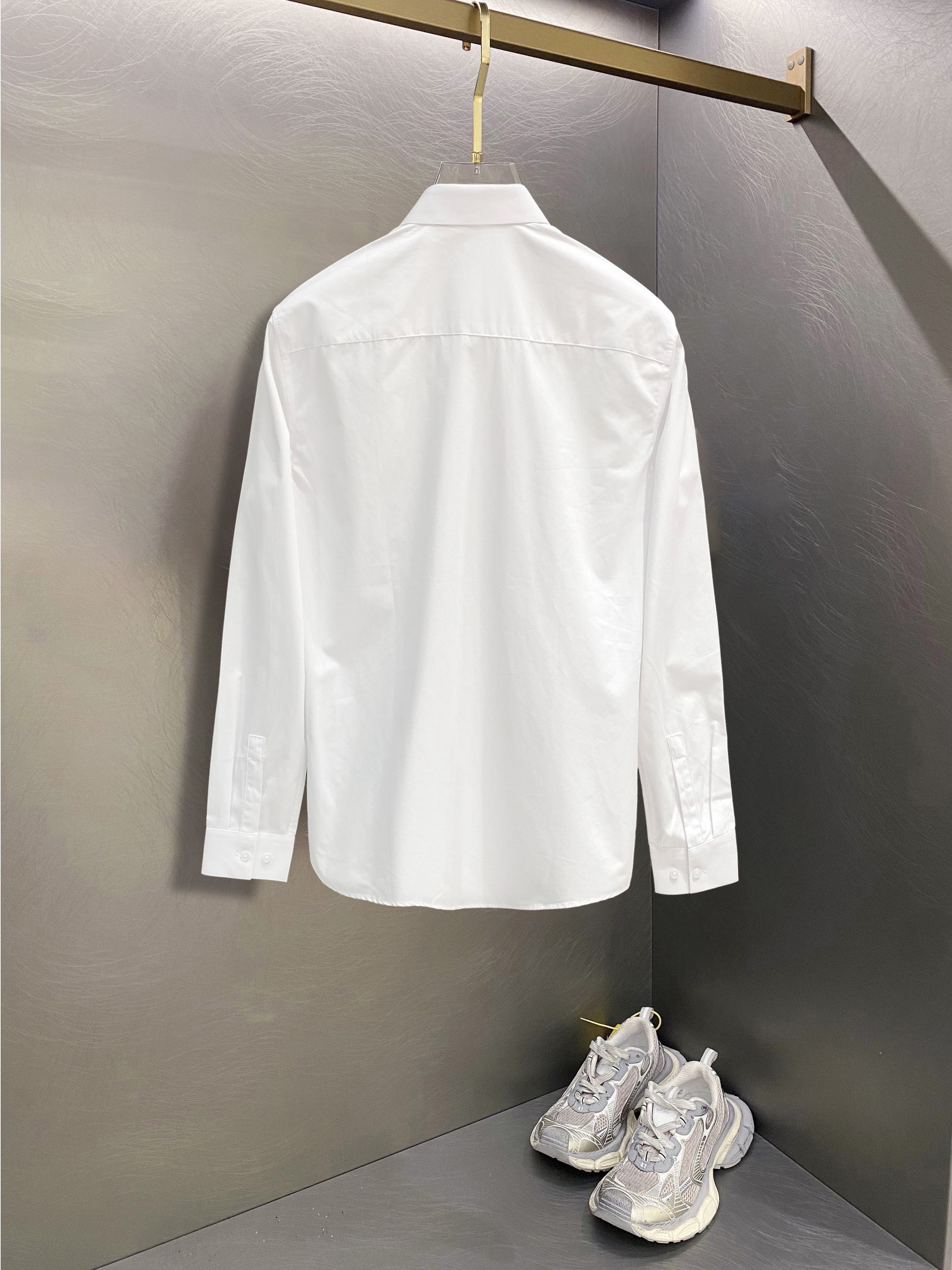 Luxurious Prada Men’s Shirt in Natural Cotton, Comfortable and Stylish, Black & White, Multiple Sizes - 图片 2