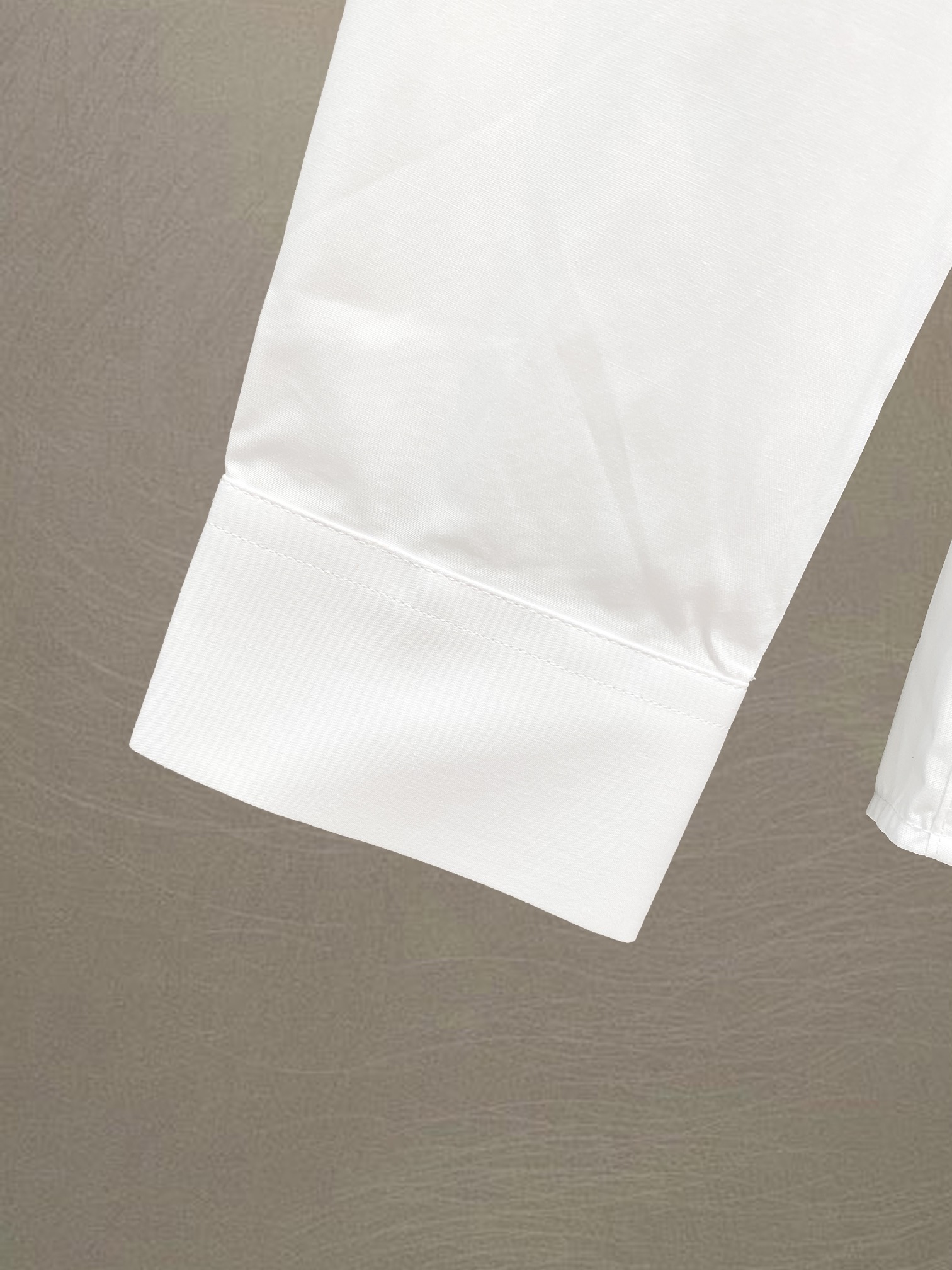 Luxurious Prada Men’s Shirt in Natural Cotton, Comfortable and Stylish, Black & White, Multiple Sizes - 图片 5