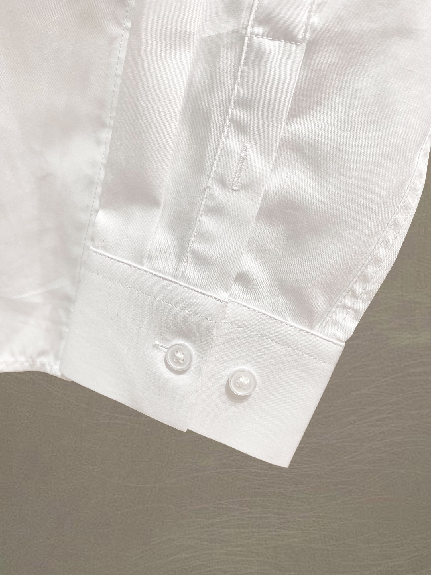 Luxurious Prada Men’s Shirt in Natural Cotton, Comfortable and Stylish, Black & White, Multiple Sizes - 图片 6