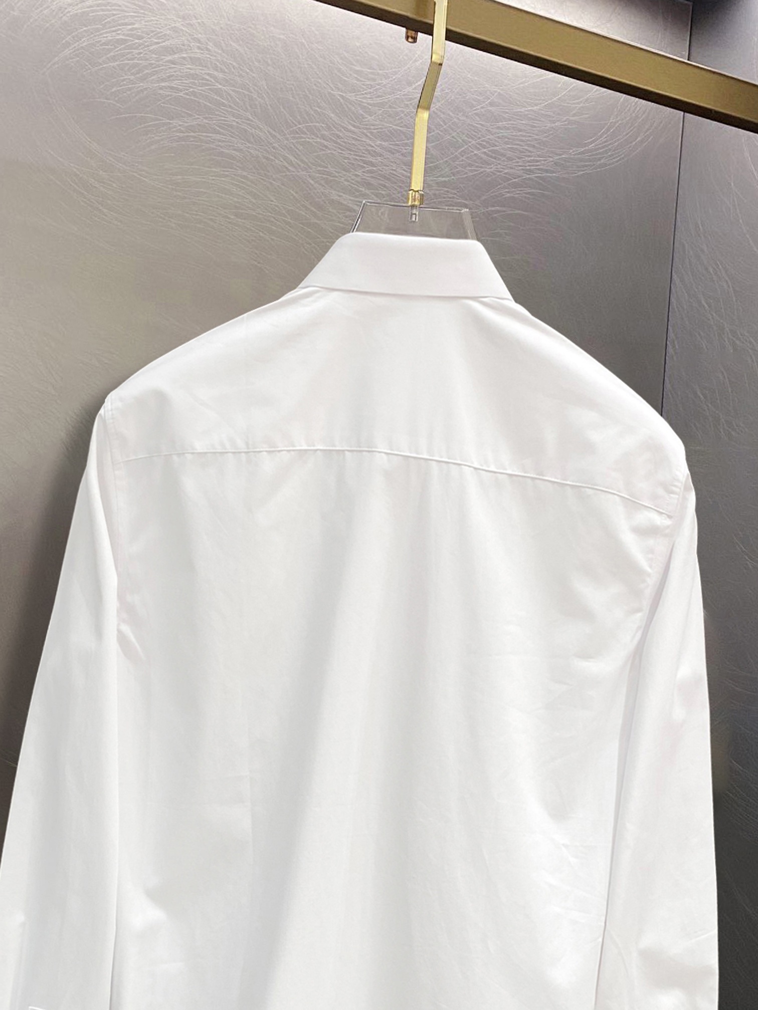 Luxurious Prada Men’s Shirt in Natural Cotton, Comfortable and Stylish, Black & White, Multiple Sizes - 图片 7