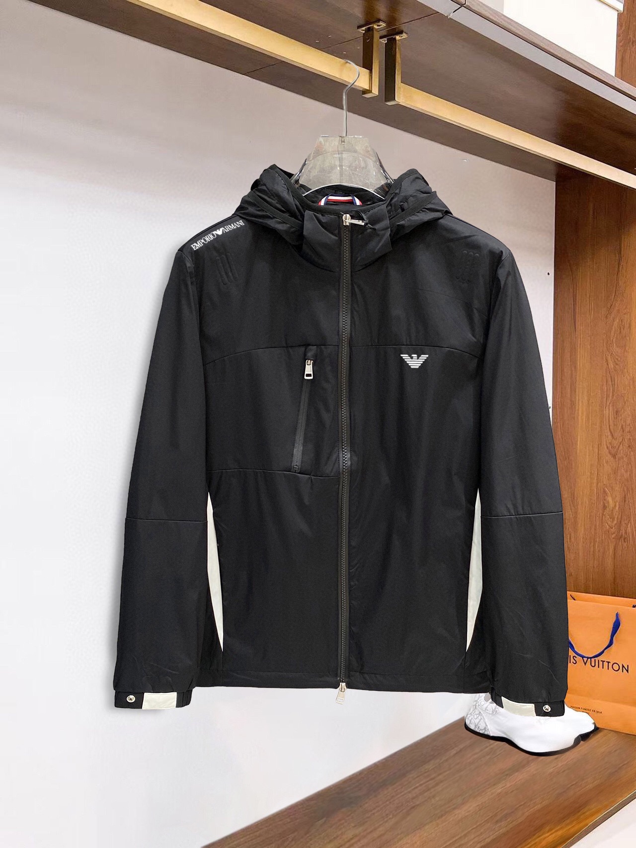 ￼ ￼ ￼ ￼ ￼ ￼ ￼ ￼ ￼ ￼ ￼ ￼ ￼ ￼ ￼ 阿玛尼 官网同步发行 胸前印花品牌logo 