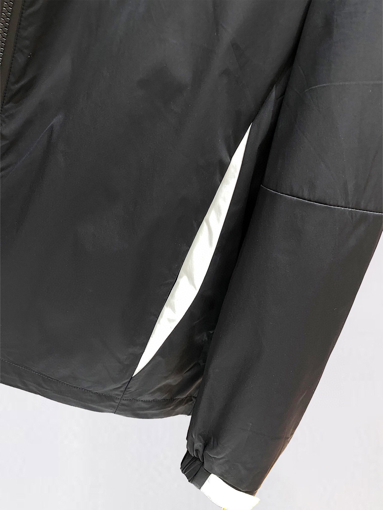 ￼ ￼ ￼ ￼ ￼ ￼ ￼ ￼ ￼ ￼ ￼ ￼ ￼ ￼ ￼ 阿玛尼 官网同步发行 胸前印花品牌logo 