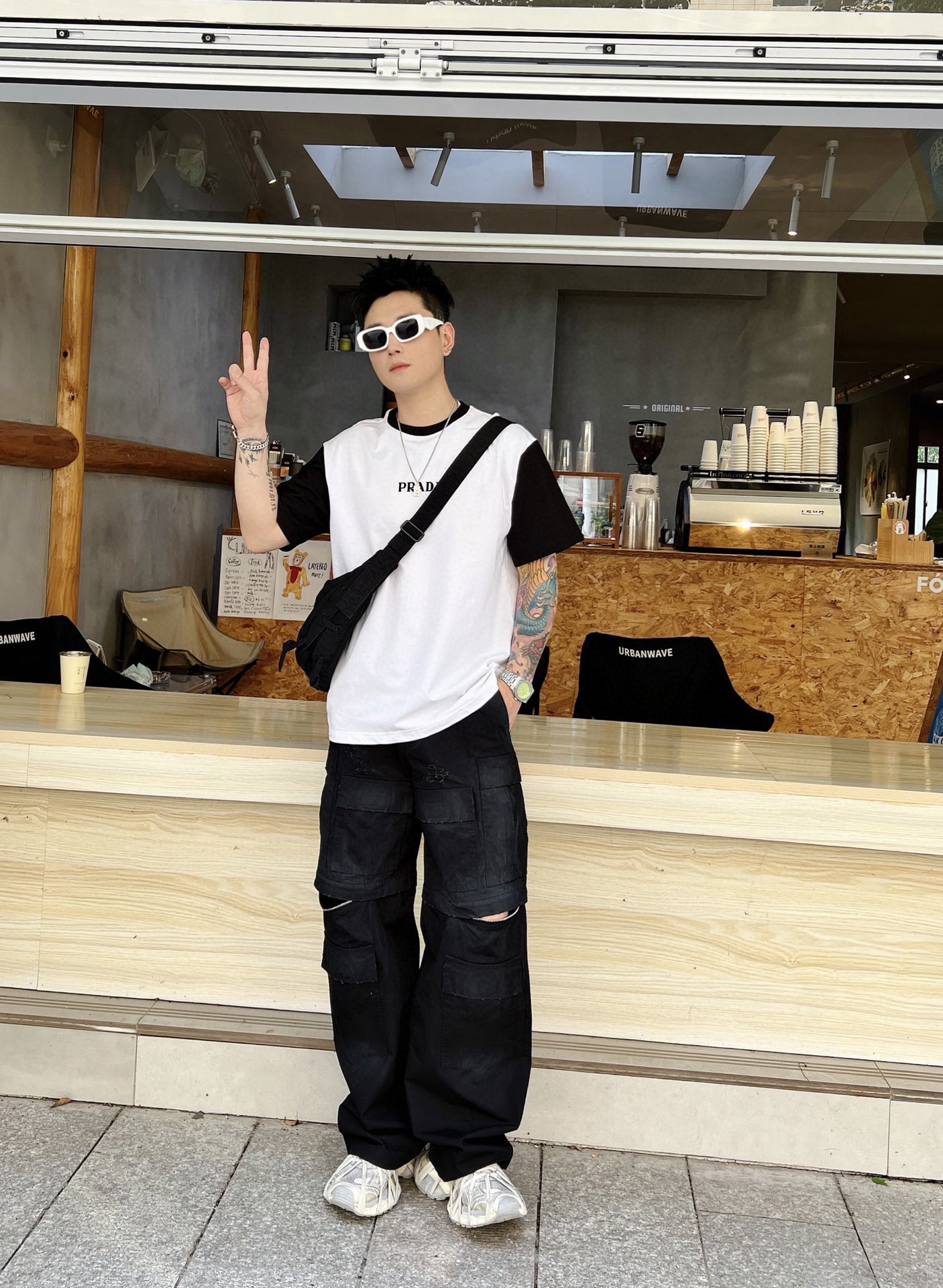 NO:125015,Prada spliced ​​new letter printing double-layer heavy industry short-sleeved T-pattern letter pattern is a hit item every year, whether it is a T-pat or a sweatshirt, the front large-area printing is direct injection by Dakangli digital printing machine, extremely costly, after many debugging and shaping, the color difference reduction degree is close to 99% from the original version, different from the market garbage offset printing version, super labor-consuming, fabric is exclusively customized and dyed 230 grams Cotton double strand M-3XL Black and white 2 colors 200 catties can be worn Bust Clothes Long Shoulder Width Sleeve Length M 1066950 22 L 11071 52 22.5 XL114 7354 23 2XL 118 7556 23.5 3XL 12277 58  24, prada, hoodie, sweatshirts, T-shirt, alexander wang19860909普拉达 拼接新款字母印花双层重工短袖T桖 字母图案不管是T桖还是卫衣都是每年的爆款单品 前幅大面积印花采用大康丽数码印花机直喷 成本极高 经过多次的调试打版图案色差还原度与原版接近百分之99 区别市场垃圾胶印版本 超级费工时 面料采用独家定制定染230克 棉双股 M-3XL 黑白2色 200斤可穿 胸围 衣长肩宽 袖长 M 1066950 22 L 11071 52 22.5 XL114 7354 23 2XL 118 7556 23.5 3XL 12277 58 24,,prada,hoodie,sweatshirts,T-shirt,alexander wang,Men's clothing