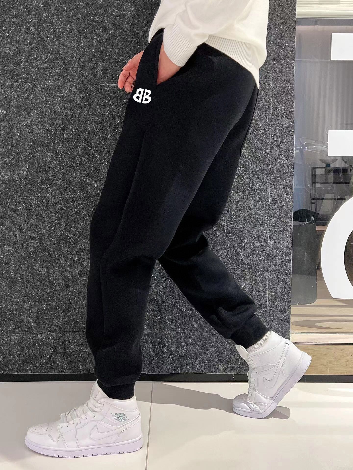 NO:125018,Balenciaga thickened new style, official brand logo printed casual pants. Customized pure cotton knitted 400 lbs composite fabric, thickened style, comfortable and elastic waist, double-sided socket pocket design!  A daily wear, multi-functional casual pants, all-in-one imported, with a full range of imported styles, comfortable and breathable upper body, casual and comfortable waist drawstring, excellent style, and a generous clean version design!  Essential items. Size S-XL (maximum 210 catties) Reference 182/160 catties Wear M Thick Size Chart Sit Pants Length S5496 M 5698 L58100 XL 60 102,,balenciaga,alexander wang19860909巴黎世家 加厚新款 官网品牌标识logo印花休闲裤裤.定制纯棉针织400磅复合面料,加厚款 面料舒适松紧腰头,双侧插口袋设计！一款日常穿着,兼备多功能休闲裤走了潮范路线全线进口级别,上身舒适透气,腰部抽绳随性自在,版型极好,大气的干净版设计！必备单品.尺码S-XL（最大210 斤）参考182/160斤穿M 厚款 尺码表  坐 围 裤 长 S5496 M 5698 L58100 XL 60 102,,balenciaga,alexander wang,Men's clothing