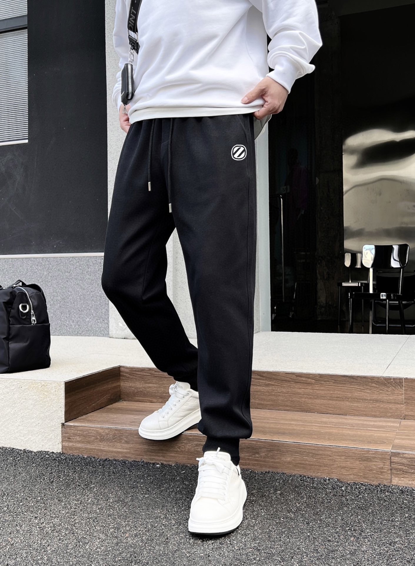 NO:125021,Jenia Thickened New Style Official Brand Logo Printed Casual Pants. Customized Pure Cotton Knitted 400-pound Composite Fabric, Thickened Style Fabric Comfortable Elastic Waist, Double-sided Socket Pocket Design!  A daily wear, multi-functional casual pants, all-in-one imported, with a full range of imported styles, comfortable and breathable upper body, casual and comfortable waist drawstring, excellent style, and a generous clean version design!  Essential items. Size S-XL (maximum 210 catties) Reference 182/160 catties Wear M Thick Size Chart Sit Pants Length S5496 M 5698 L58100 XL 60 102,,zegna,alexander wang19860909杰尼亚 加厚新款 官网品牌标识logo印花休闲裤裤.定制纯棉针织400磅复合面料,加厚款 面料舒适松紧腰头,双侧插口袋设计！一款日常穿着,兼备多功能休闲裤走了潮范路线全线进口级别,上身舒适透气,腰部抽绳随性自在,版型极好,大气的干净版设计！必备单品.尺码S-XL（最大210 斤）参考182/160斤穿M 厚款 尺码表  坐 围 裤 长 S5496 M 5698 L58100 XL 60 102,,zegna,alexander wang,Men's clothing