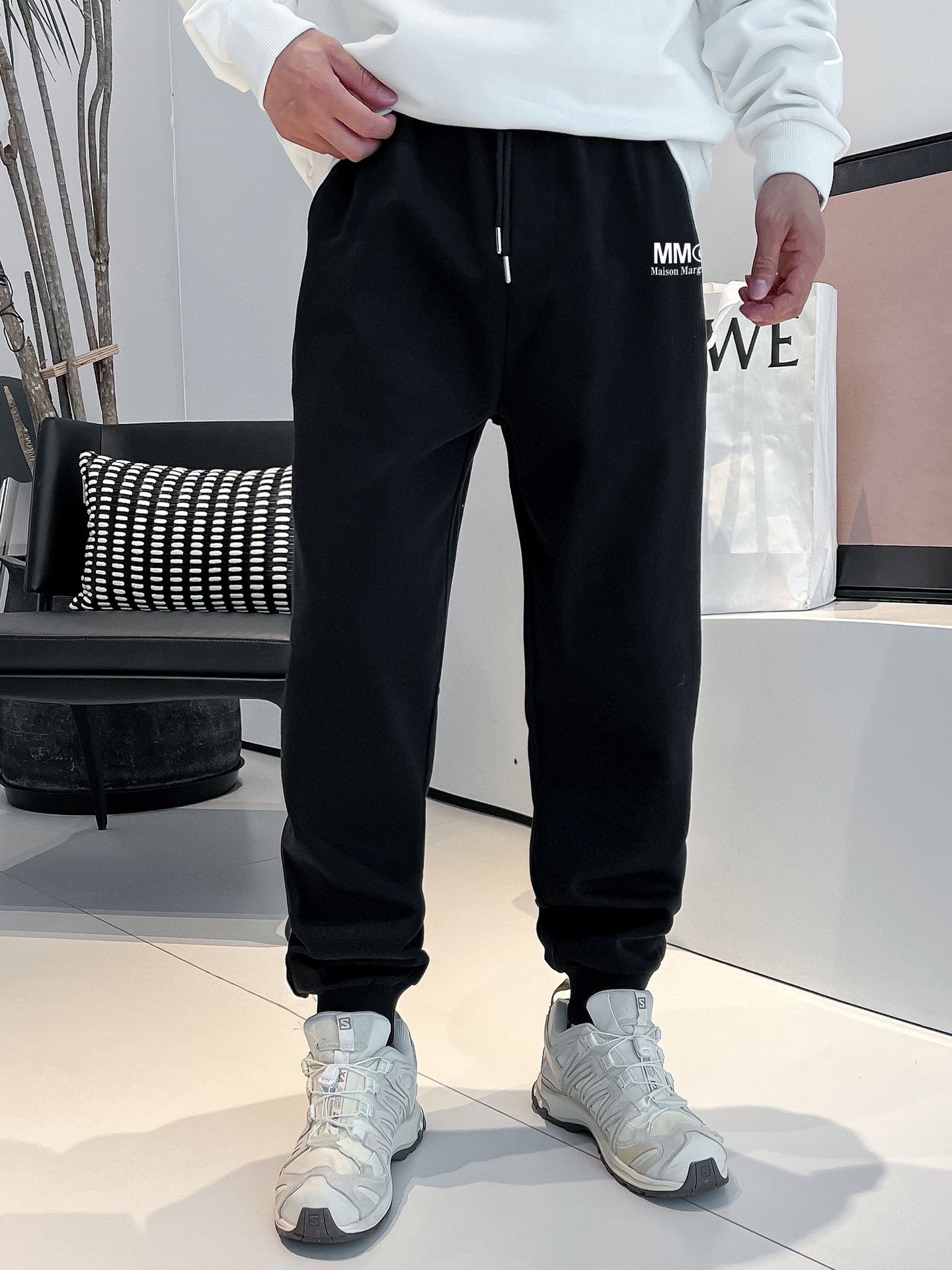 NO:125024,Majila Thickened New Style Official Brand Logo Printed Casual Pants. Customized Pure Cotton Knitted 400-pound Composite Fabric, Thickened Style Fabric Comfortable Elastic Waist, Double-sided Socket Pocket Design!  A daily wear, multi-functional casual pants, all-in-one imported, with a full range of imported styles, comfortable and breathable upper body, casual and comfortable waist drawstring, excellent style, and a generous clean version design!  Essential items. Size S-XL (maximum 210 catties) Reference 182/160 catties Wear M Thick Size Chart Sit Pants Length S5496 M 5698 L58100 XL 60 102,,masion margiela,alexander wang19860909马吉拉 加厚新款 官网品牌标识logo印花休闲裤裤.定制纯棉针织400磅复合面料,加厚款 面料舒适松紧腰头,双侧插口袋设计！一款日常穿着,兼备多功能休闲裤走了潮范路线全线进口级别,上身舒适透气,腰部抽绳随性自在,版型极好,大气的干净版设计！必备单品.尺码S-XL（最大210 斤）参考182/160斤穿M 厚款 尺码表  坐 围 裤 长 S5496 M 5698 L58100 XL 60 102,,masion margiela,alexander wang,Men's clothing