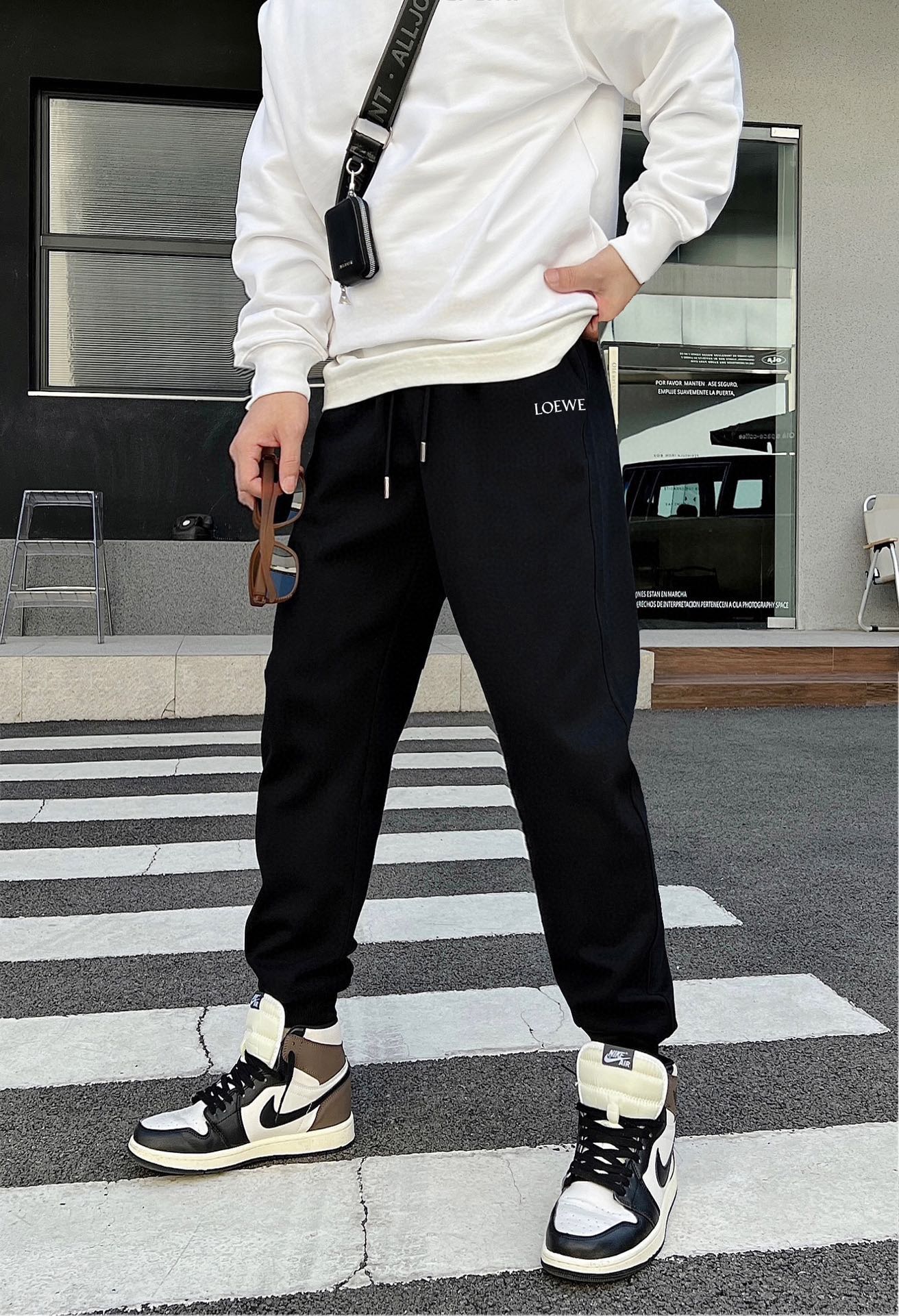 NO:125027,Luo Yiwei Thickened New Style Official Brand Logo Printed Casual Pants. Customized Pure Cotton Knitted 400-pound Composite Fabric, Thickened Style Fabric Comfortable Elastic Waist, Double-sided Socket Pocket Design!  A daily wear, multi-functional casual pants, all-in-one imported, with a full range of imported styles, comfortable and breathable upper body, casual and comfortable waist drawstring, excellent style, and a generous clean version design!  Essential items. Size S-XL (maximum 210 catties) Reference 182/160 catties Wear M Thick Size Chart Sit Pants Length S5496 M 5698 L58100 XL 60 102,,loewe,alexander wang19860909罗意威 加厚新款 官网品牌标识logo印花休闲裤裤.定制纯棉针织400磅复合面料,加厚款 面料舒适松紧腰头,双侧插口袋设计！一款日常穿着,兼备多功能休闲裤走了潮范路线全线进口级别,上身舒适透气,腰部抽绳随性自在,版型极好,大气的干净版设计！必备单品.尺码S-XL（最大210 斤）参考182/160斤穿M 厚款 尺码表  坐 围 裤 长 S5496 M 5698 L58100 XL 60 102,,loewe,alexander wang,Men's clothing