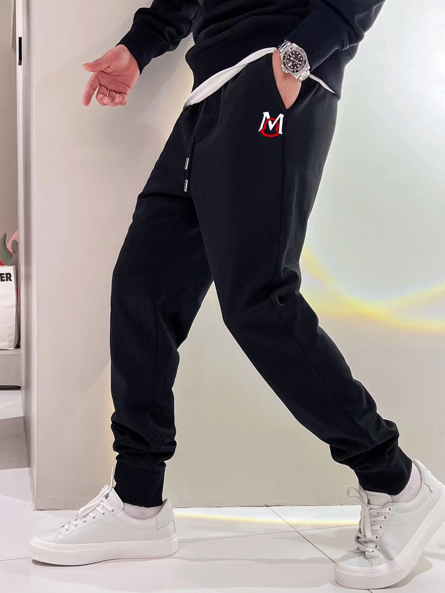 NO:125030,McQueen Thickened New Style Official Brand Logo Printed Casual Pants. Customized Pure Cotton Knitted 400-pound Composite Fabric, Thickened Style Fabric Comfortable Elastic Waist, Double-sided Socket Pocket Design!  A daily wear, multi-functional casual pants, all-in-one imported, with a full range of imported styles, comfortable and breathable upper body, casual and comfortable waist drawstring, excellent style, and a generous clean version design!  Essential items. Size S-XL (maximum 210 catties) Reference 182/160 catties Wear M Thick Size Chart Sit Pants Length S5496 M 5698 L58100 XL 60 102,,alexander mcqueen,alexander wang19860909麦昆 加厚新款 官网品牌标识logo印花休闲裤裤.定制纯棉针织400磅复合面料,加厚款 面料舒适松紧腰头,双侧插口袋设计！一款日常穿着,兼备多功能休闲裤走了潮范路线全线进口级别,上身舒适透气,腰部抽绳随性自在,版型极好,大气的干净版设计！必备单品.尺码S-XL（最大210 斤）参考182/160斤穿M 厚款 尺码表  坐 围 裤 长 S5496 M 5698 L58100 XL 60 102,,alexander mcqueen,alexander wang,Men's clothing