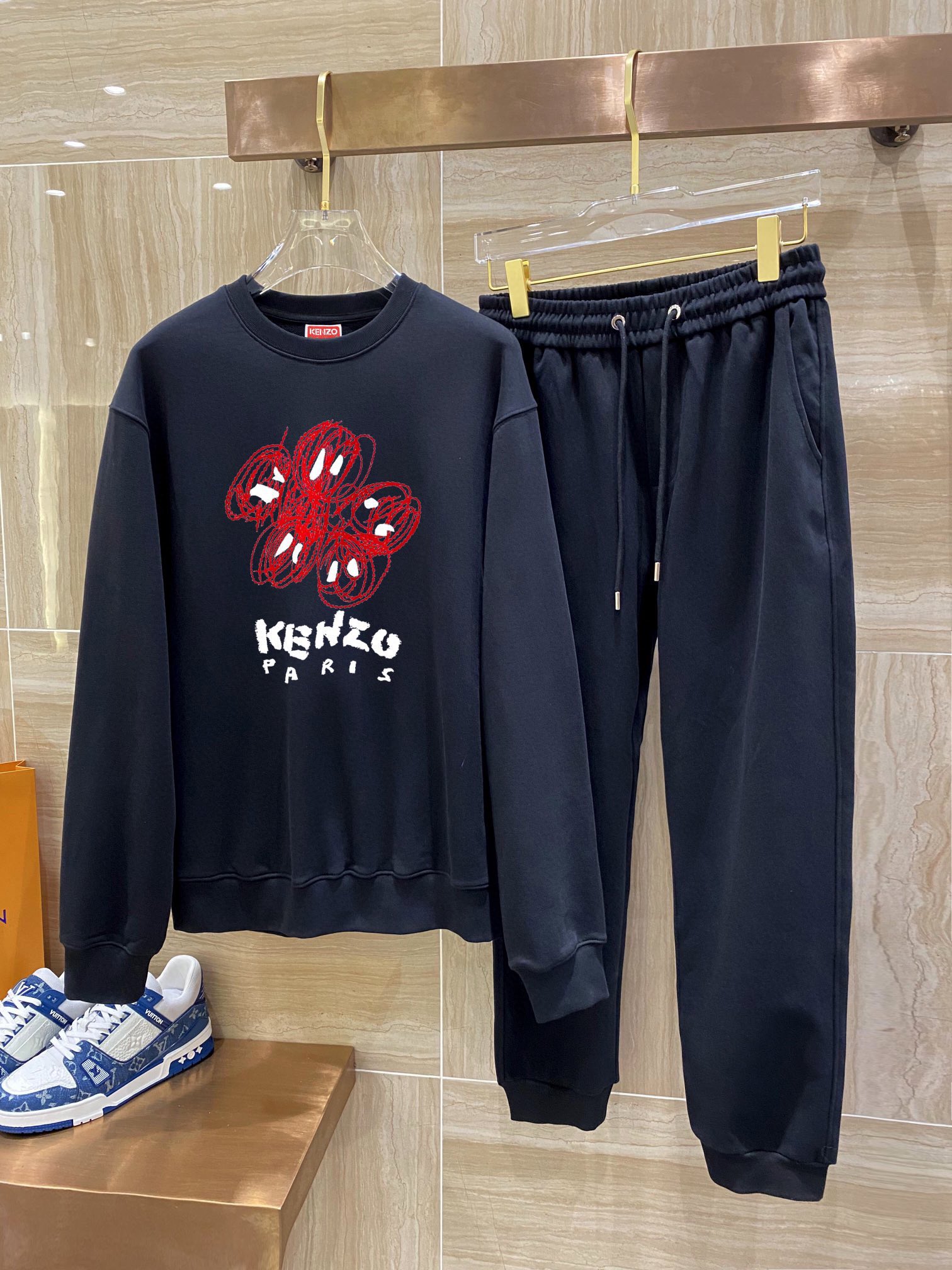 NO:125036,KENZO official website The new letter printing double-layer heavy-duty letter pattern is a hit item every year, whether it is a T-pattern or a sweatshirt. The front large-area printing is direct sprayed by Dakangli digital printing machine. The cost is extremely high. After many debugging and shaping, the color difference reduction degree is close to 99% from the original. Different from the market garbage offset printing version. Super labor-consuming. The fabric is exclusively customized and dyed 400 grams. Cotton double strand M-3XL black and white 2 colors (refer to 182/160 wear L fit) 220 catties can be worn. Large chest circumference clothes. Long sleeves. Length M 56 7166 L58 7367 XL 60 7568 2XL 62 77 69 3XL 64 7970,,hoodie,sweatshirts,alexander wang19860909KENZO 官网 新款字母印花双层重工字母图案不管是T桖还是卫衣都是每年的爆款单品 前幅大面积印花采用大康丽数码印花机直喷 成本极高 经过多次的调试打版图案色差还原度与原版接近百分之99 区别市场垃圾胶印版本 超级费工时 面料采用独家定制定染400克 棉双股 M-3XL 黑白2色（参考182/160穿L合身）220斤可穿 偏大  胸 围 衣 长 袖 长 M 56 7166 L58 7367 XL 60 7568 2XL 62 77 69 3XL 64 7970,,hoodie,sweatshirts,alexander wang,Men's clothing