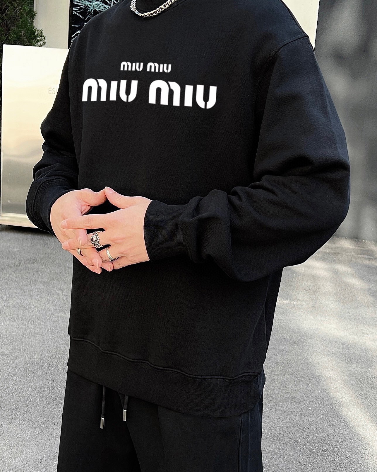 NO:125011,MIUMIU official website The new letter printing double-layer heavy-work letter pattern is a hit item every year, whether it is a T-pattern or a sweatshirt. The front large-area printing is direct injection by Dakangli digital printing machine. The cost is extremely high. After many debugging and shaping, the color difference reduction degree is close to 99% from the original. Different from the market junk offset printing version. Super labor-consuming. The fabric is exclusively customized and dyed 400 grams. Cotton double strand M-3XL black and white 2 colors (refer to 182/160 wear L fit) 220 catties can be worn. Large chest circumference. Long sleeves. Length M 56 7166 L58 7367 XL 60 7568 2XL 62 77 69 3XL 64  7970, miumiu, hoodie, sweatshirts, alexander wang19860909MIUMIU 官网 新款字母印花双层重工字母图案不管是T桖还是卫衣都是每年的爆款单品 前幅大面积印花采用大康丽数码印花机直喷 成本极高 经过多次的调试打版图案色差还原度与原版接近百分之99 区别市场垃圾胶印版本 超级费工时 面料采用独家定制定染400克 棉双股 M-3XL 黑白2色（参考182/160穿L合身）220斤可穿 偏大  胸 围 衣 长 袖 长 M 56 7166 L58 7367 XL 60 7568 2XL 62 77 69 3XL 64 7970,,miumiu,hoodie,sweatshirts,alexander wang,Men's clothing