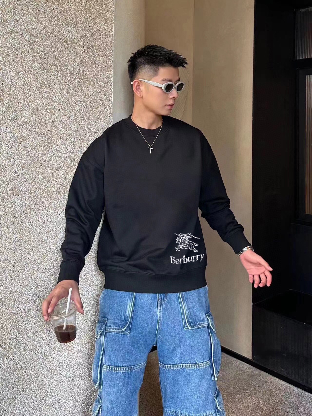 NO:125014,Burberry Official Website The new letter printing double-layer heavy-duty letter pattern is a hit item every year, whether it is a T-pattern or a sweatshirt. The front large-area printing is direct sprayed by Dakangli digital printing machine. The cost is extremely high. After many debugging and shaping, the color difference reduction degree is close to 99% from the original. Different from the market junk offset printing version. It is super labor-intensive. The fabric is exclusively customized and dyed 400 grams. Cotton double strand M-3XL black and white 2 colors (refer to 182/160 wear L fit) 220 catties. It is wearable. Large chest circumference. Long sleeves. Length. M 56 7166 L58 7367 XL 60 7568 2XL 62 77 69 3XL 64  7970, Burberry, hoodie, sweatshirts, alexander wang19860909巴宝莉 官网 新款字母印花双层重工字母图案不管是T桖还是卫衣都是每年的爆款单品 前幅大面积印花采用大康丽数码印花机直喷 成本极高 经过多次的调试打版图案色差还原度与原版接近百分之99 区别市场垃圾胶印版本 超级费工时 面料采用独家定制定染400克 棉双股 M-3XL 黑白2色（参考182/160穿L合身）220斤可穿 偏大  胸 围 衣 长 袖 长 M 56 7166 L58 7367 XL 60 7568 2XL 62 77 69 3XL 64 7970,,burberry,hoodie,sweatshirts,alexander wang,Men's clothing