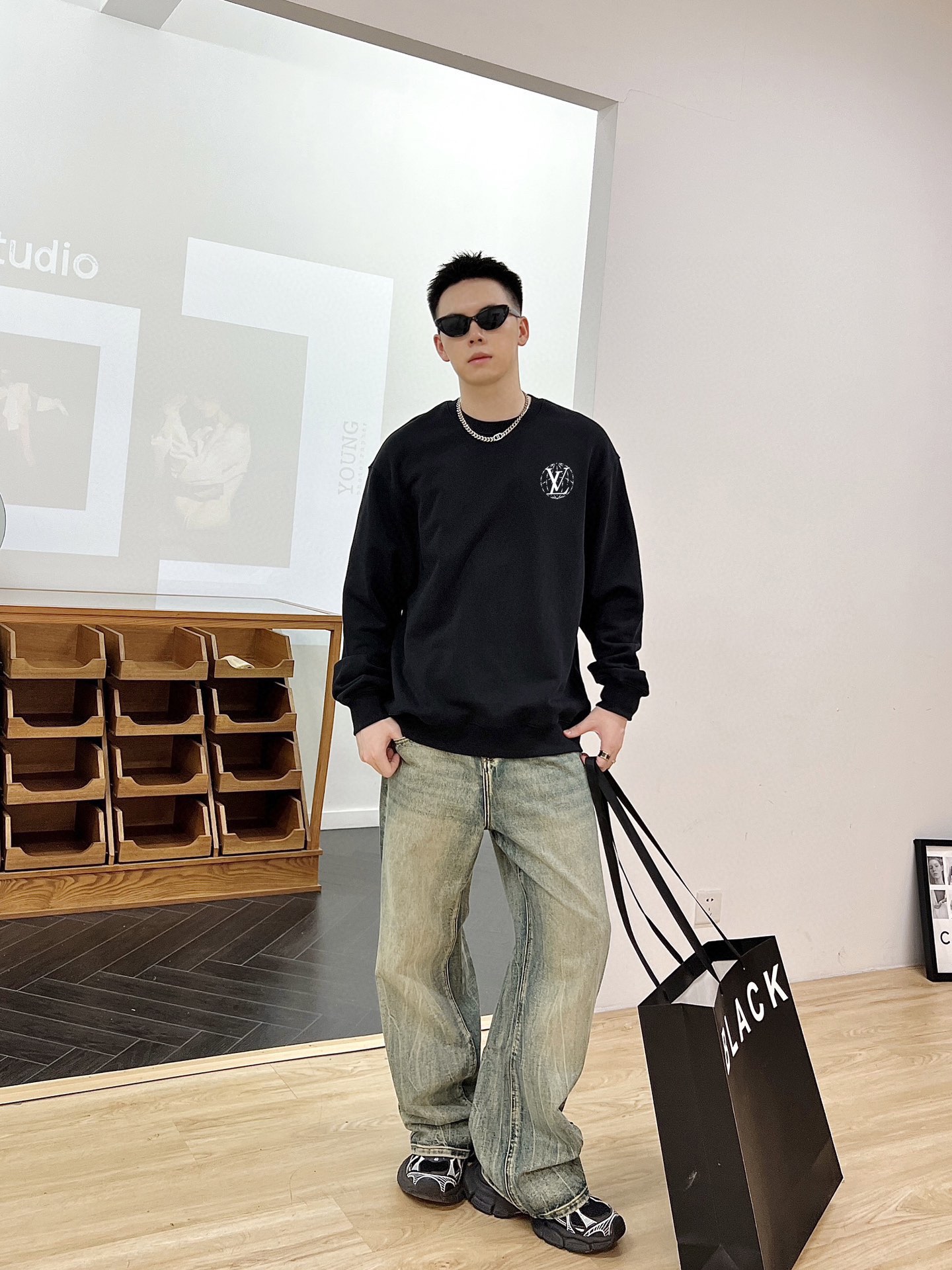 NO:125017,LV official website The new letter printing double-layer heavy-duty letter pattern is a hit item every year, whether it is a T-pattern or a sweatshirt. The front large-area printing is direct injection by Dakangli digital printing machine. The cost is extremely high. After many debugging and shaping, the color difference reduction degree is close to 99% from the original. Different from the market junk offset printing version. Super labor-consuming. The fabric is exclusively customized and dyed 400 grams. Cotton double strand M-3XL black and white 2 colors (refer to 182/160 for wear) 220 catties. It is wearable. Large chest circumference. Long sleeves. Length. M 56 7166 L58 7367 XL 60 7568 2XL 62 77 69 3XL 64 7970,,louis  vuitton, hoodie, sweatshirts, alexander wang19860909LV 官网 新款字母印花双层重工字母图案不管是T桖还是卫衣都是每年的爆款单品 前幅大面积印花采用大康丽数码印花机直喷 成本极高 经过多次的调试打版图案色差还原度与原版接近百分之99 区别市场垃圾胶印版本 超级费工时 面料采用独家定制定染400克 棉双股 M-3XL 黑白2色（参考182/160穿L合身）220斤可穿 偏大  胸 围 衣 长 袖 长 M 56 7166 L58 7367 XL 60 7568 2XL 62 77 69 3XL 64 7970,,louis vuitton,hoodie,sweatshirts,alexander wang,Men's clothing