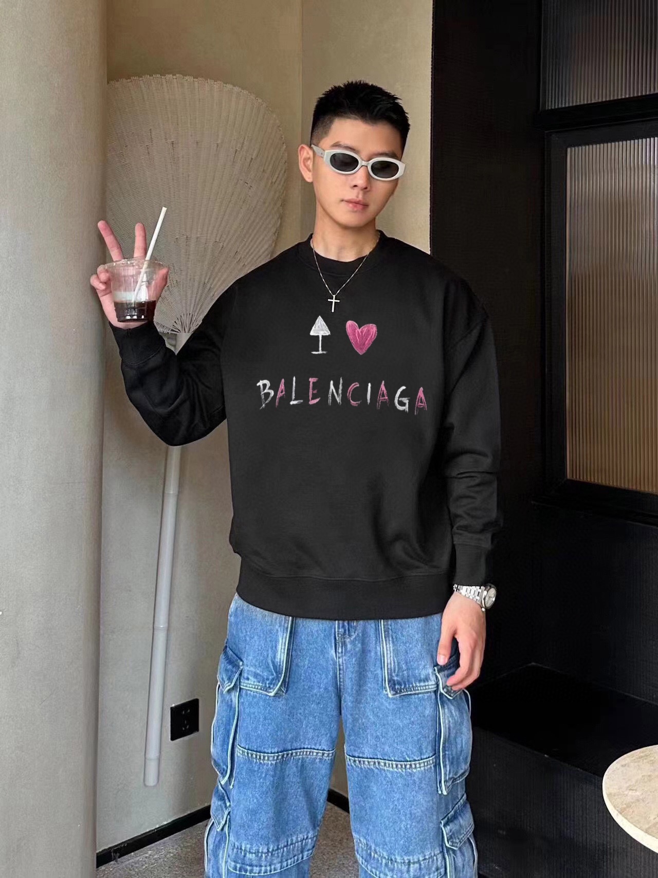 NO:125020,Balenciaga Official website The new letter printing double-layer heavy-work letter pattern is a hit item every year, whether it is a T-pattern or a sweatshirt. The front large-area printing is direct injection by Dakangli digital printing machine. The cost is extremely high. After many debugging and shaping, the color difference reduction degree is close to 99% from the original. Different from the market junk offset printing version. It is super labor-intensive. The fabric is exclusively customized and dyed 400 grams. Cotton double strand M-3XL black and white 2 colors (refer to 182/160 wear L fit) 220 catties. It is wearable. Large chest circumference. Long sleeves. Length. M 56 7166 L58 7367 XL 60 7568 2XL 62 77 69 3XL 64  7970, balenciaga, hoodie, sweatshirts, alexander wang19860909巴黎世家 官网 新款字母印花双层重工字母图案不管是T桖还是卫衣都是每年的爆款单品 前幅大面积印花采用大康丽数码印花机直喷 成本极高 经过多次的调试打版图案色差还原度与原版接近百分之99 区别市场垃圾胶印版本 超级费工时 面料采用独家定制定染400克 棉双股 M-3XL 黑白2色（参考182/160穿L合身）220斤可穿 偏大  胸 围 衣 长 袖 长 M 56 7166 L58 7367 XL 60 7568 2XL 62 77 69 3XL 64 7970,,balenciaga,hoodie,sweatshirts,alexander wang,Men's clothing