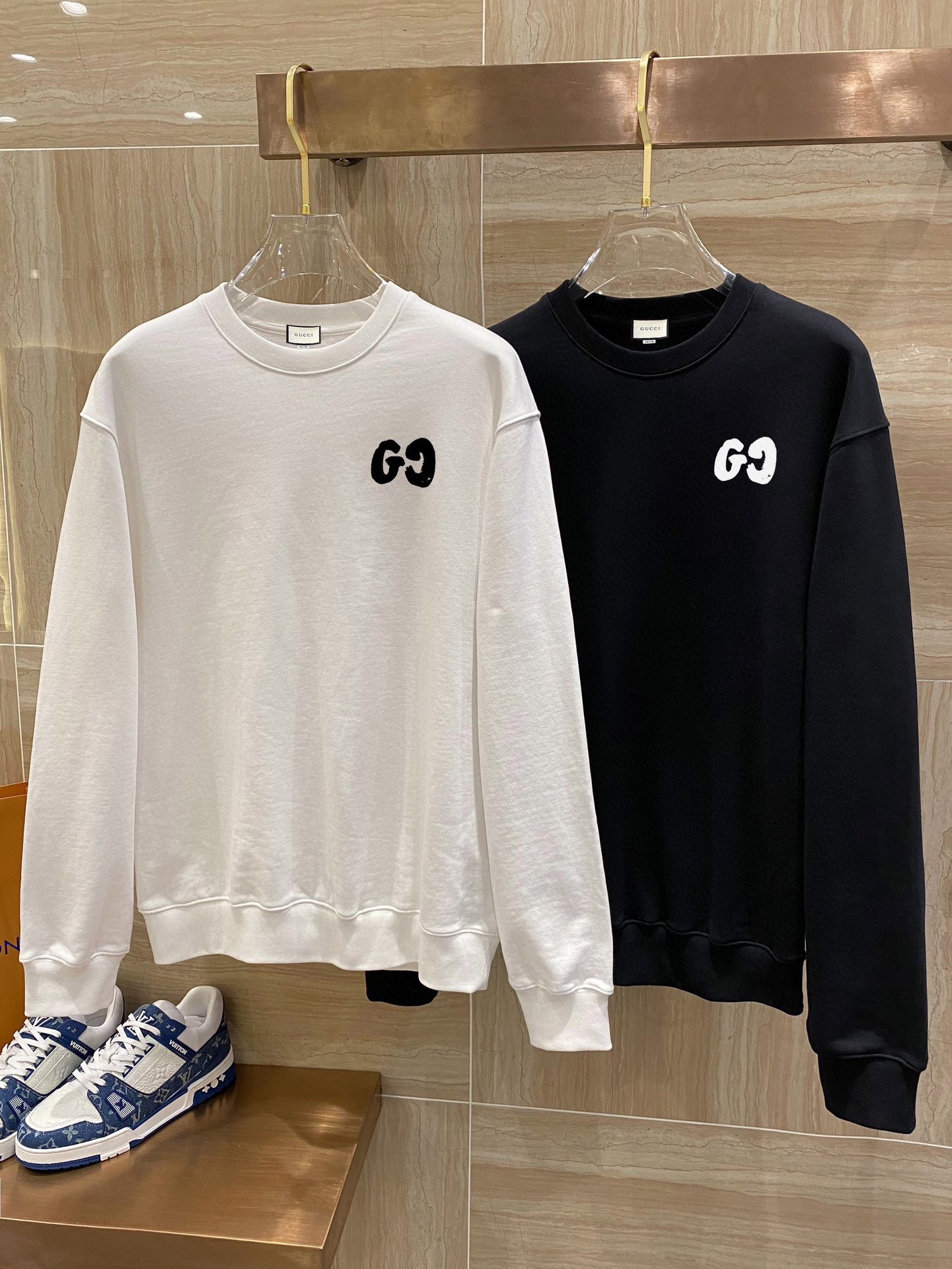 NO:125026,Gucci official website The new letter printing double-layer heavy-duty letter pattern is a hit item every year, whether it is a T-pattern or a sweatshirt. The front large-area printing is direct sprayed by Dakangli digital printing machine. The cost is extremely high. After many debugging and shaping, the color difference is restored to nearly 99% from the original. Different from the market garbage offset printing version. Super labor-consuming. The fabric is exclusively customized and dyed 400 grams. Cotton double strand M-3XL black and white 2 colors (refer to 182/160 wear L fit) 220 catties. Chest circumference. Long sleeves. Length. M 56 7166 L58 7367 XL 60 7568 2XL 62 77 69 3XL 64 7970,,gucci,hoodie,sweatshirts,alexander wang19860909古驰 官网 新款字母印花双层重工字母图案不管是T桖还是卫衣都是每年的爆款单品 前幅大面积印花采用大康丽数码印花机直喷 成本极高 经过多次的调试打版图案色差还原度与原版接近百分之99 区别市场垃圾胶印版本 超级费工时 面料采用独家定制定染400克 棉双股 M-3XL 黑白2色（参考182/160穿L合身）220斤可穿   胸 围 衣 长 袖 长 M 56 7166 L58 7367 XL 60 7568 2XL 62 77 69 3XL 64 7970,,gucci,hoodie,sweatshirts,alexander wang,Men's clothing