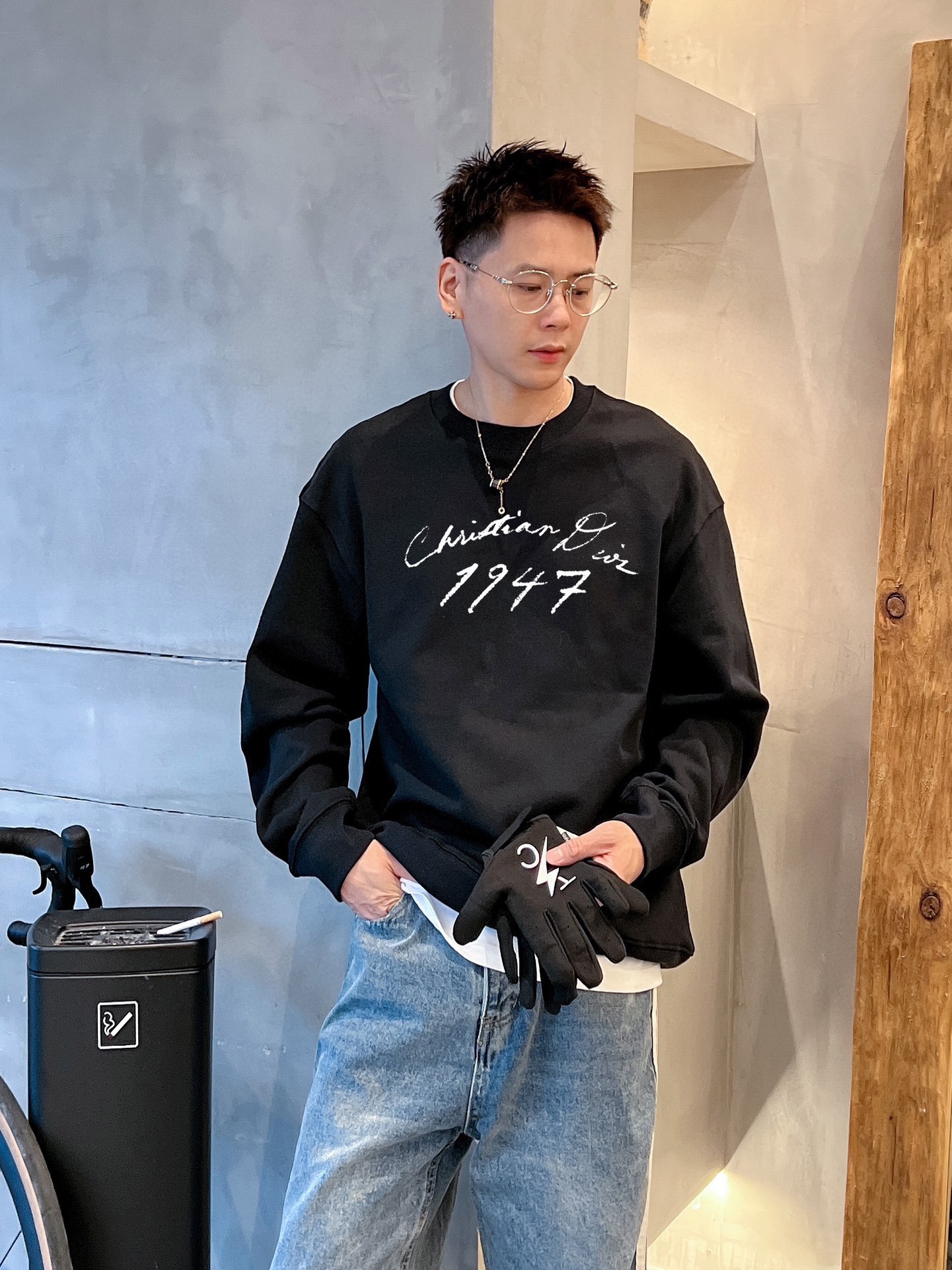 NO:125029,Dior Official Website New letter printing double-layer heavy-duty letter patterns are popular items every year, whether it is a T-pattern or a sweatshirt. The front large-area printing is direct sprayed by Dakangli digital printing machine. The cost is extremely high. After many debugging and shaping, the color difference reduction degree is close to 99% from the original. Different from the market garbage offset printing version. Super labor-consuming. The fabric is exclusively customized and dyed 400 grams. Cotton double strand M-3XL black and white 2 colors (refer to 182/160 wear L fit) 220 catties. Chest circumference. Long sleeves. Length. M 56 7166 L58 7367 XL 60 7568 2XL 62 77 69 3XL 64 7970,,dior,hoodie,sweatshirts,alexander wang19860909迪奥 官网 新款字母印花双层重工字母图案不管是T桖还是卫衣都是每年的爆款单品 前幅大面积印花采用大康丽数码印花机直喷 成本极高 经过多次的调试打版图案色差还原度与原版接近百分之99 区别市场垃圾胶印版本 超级费工时 面料采用独家定制定染400克 棉双股 M-3XL 黑白2色（参考182/160穿L合身）220斤可穿   胸 围 衣 长 袖 长 M 56 7166 L58 7367 XL 60 7568 2XL 62 77 69 3XL 64 7970,,dior,hoodie,sweatshirts,alexander wang,Men's clothing