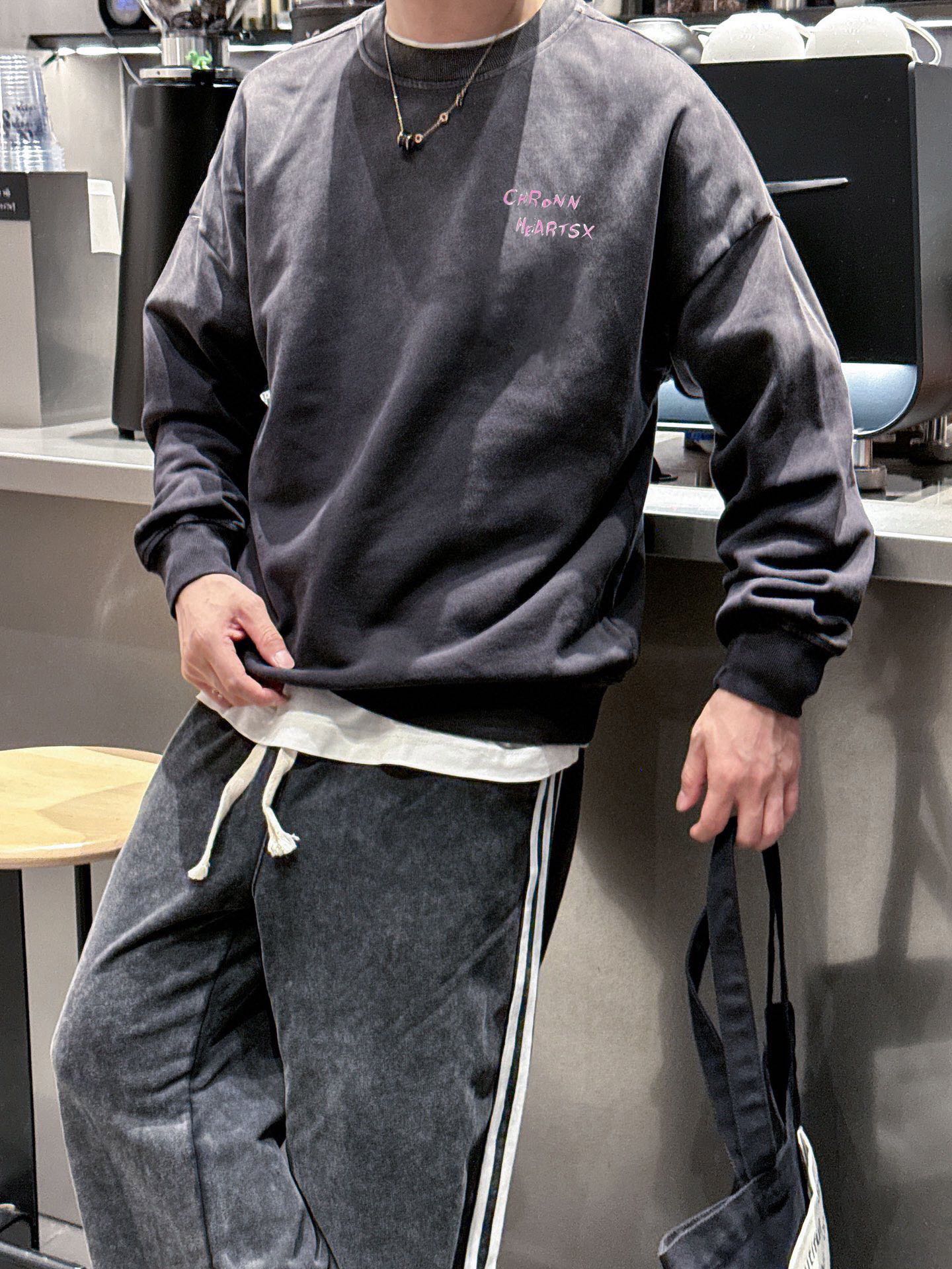 NO:125035,Croxin Official website The new letter printing double-layer heavy-duty letter pattern is a hit item every year, whether it is a T-shirt or a sweatshirt. The front large-area printing is direct injection by Dakangli digital printing machine. The cost is extremely high. After many debugging and shaping, the color difference reduction degree is close to 99% from the original. Different from the market junk offset printing version. Super labor-consuming. The fabric is exclusively customized and dyed 400 grams. Cotton double strand S-XL 220 catties can be worn. Large version. Size chart. Bust. Shoulder and wide coat length. Sleeve length. S 1185964. 54 M1226467. 55 L 1286568. 55 XL 1306571. 61.,chrome hearts,hoodie,sweatshirts,alexander wang19860909克罗心 官网 新款字母印花双层重工字母图案不管是T桖还是卫衣都是每年的爆款单品 前幅大面积印花采用大康丽数码印花机直喷 成本极高 经过多次的调试打版图案色差还原度与原版接近百分之99 区别市场垃圾胶印版本 超级费工时 面料采用独家定制定染400克 棉双股 S-XL 220斤可穿 偏大版型. 尺码表  胸围 肩宽衣长 袖长 S 1185964 54 M1226467 55 L 1286568 55 XL 1306571 61,,chrome hearts,hoodie,sweatshirts,alexander wang,Men's clothing