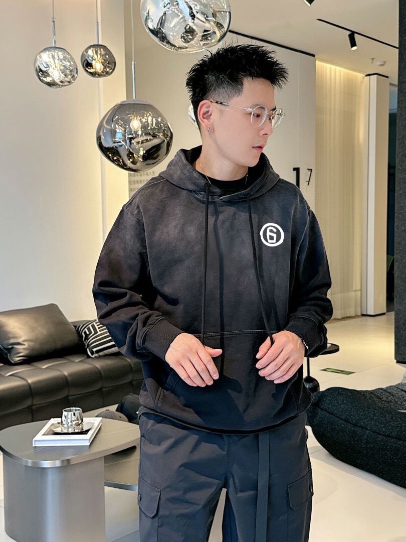 NO:125037,Magila Official website The new letter printing double-layer heavy-duty letter pattern is a hit item every year, whether it is a T-pattern or a sweatshirt. The front large-area printing is direct injection by Dakangli digital printing machine. The cost is extremely high. After many debugging and shaping, the color difference reduction degree is close to 99% from the original. Different from the market garbage offset printing version. Super labor-consuming. The fabric is exclusively customized and dyed 400 grams. Cotton double strand S-XL 220 catties can be worn. Large version. Size chart. Bust. Shoulder and wide coat length. Sleeve length. S 1124967. 57 M1205369. 59 L 1470 60 XL 1245571 61,,masion margiela,hoodie,sweatshirts,alexander wang19860909马吉拉 官网 新款字母印花双层重工字母图案不管是T桖还是卫衣都是每年的爆款单品 前幅大面积印花采用大康丽数码印花机直喷 成本极高 经过多次的调试打版图案色差还原度与原版接近百分之99 区别市场垃圾胶印版本 超级费工时 面料采用独家定制定染400克 棉双股 S-XL 220斤可穿 偏大版型. 尺码表  胸围 肩宽衣长 袖长 S 1124967 57 M1205369 59 L 1470 60 XL 1245571 61,,masion margiela,hoodie,sweatshirts,alexander wang,Men's clothing